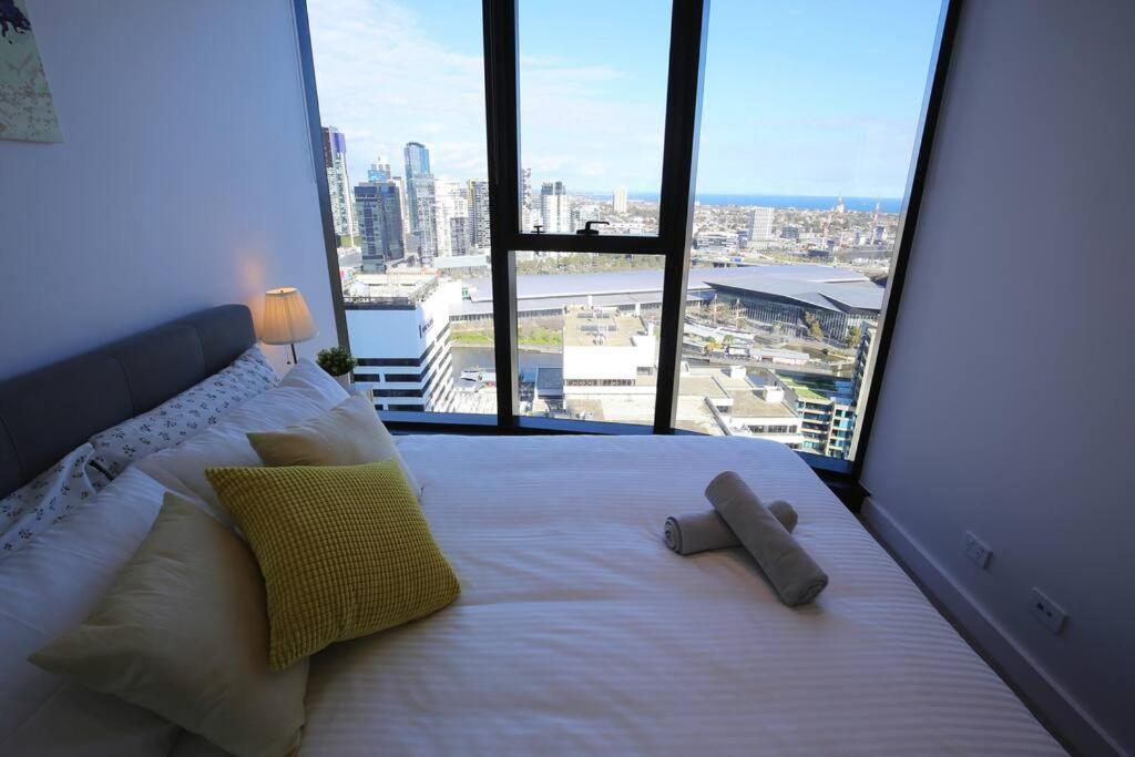 Glamorous 2BR Apt with Ocean & River Views & Free parking