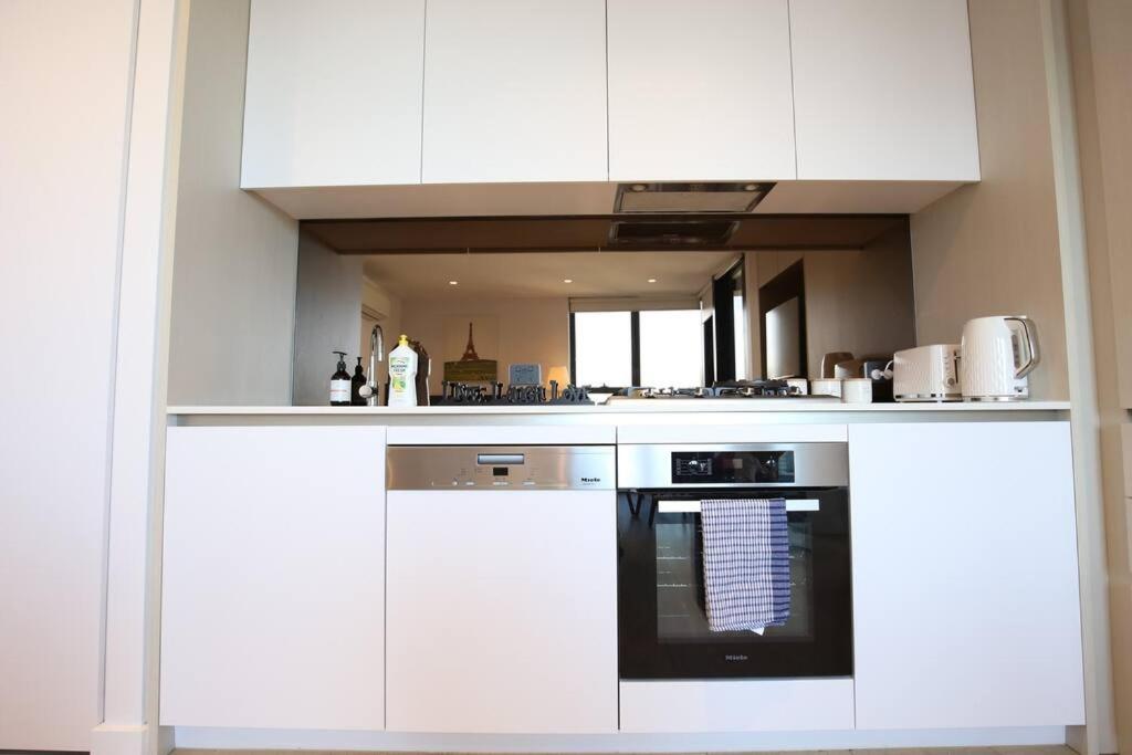 Glamorous 2BR Apt with Ocean & River Views & Free parking