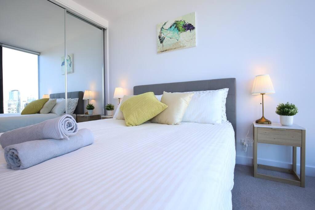 Glamorous 2BR Apt with Ocean & River Views & Free parking
