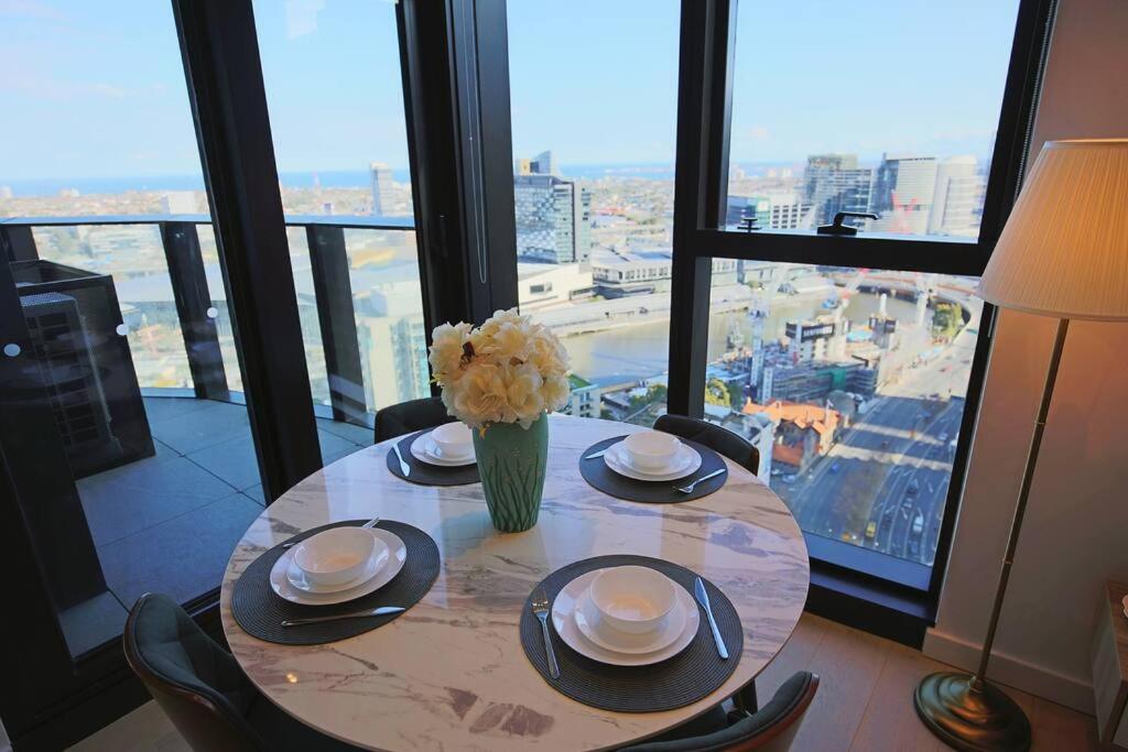 Glamorous 2BR Apt with Ocean & River Views & Free parking