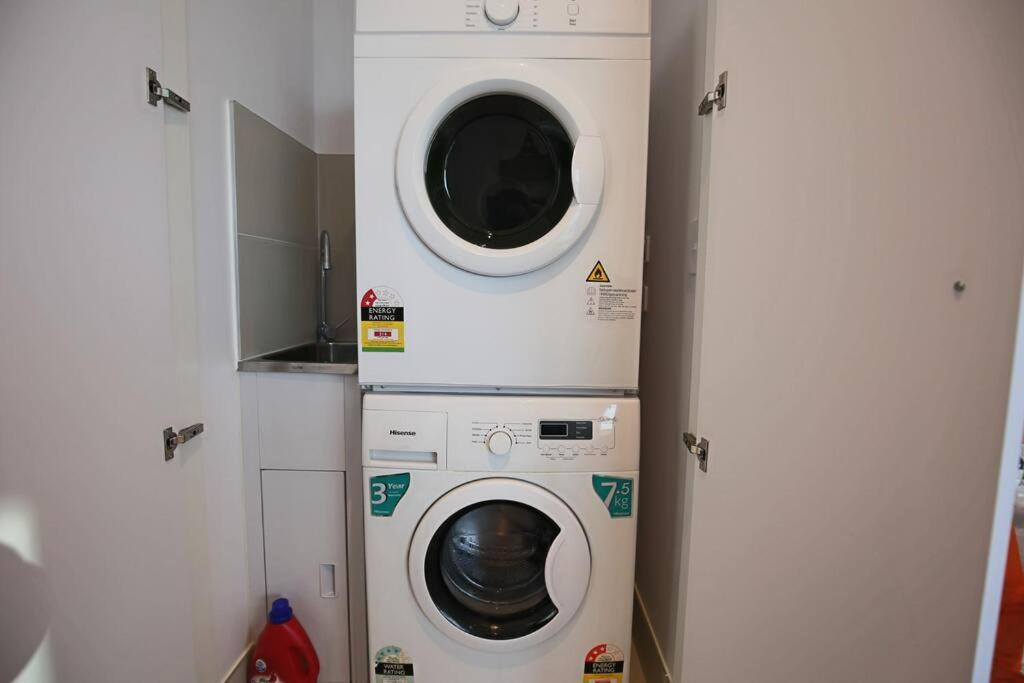 Glamorous 2BR Apt with Ocean & River Views & Free parking