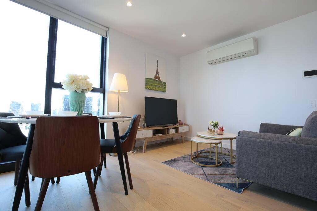 Glamorous 2BR Apt with Ocean & River Views & Free parking