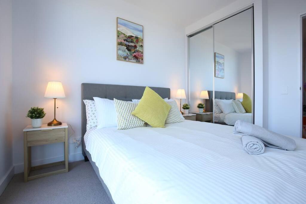 Glamorous 2BR Apt with Ocean & River Views & Free parking
