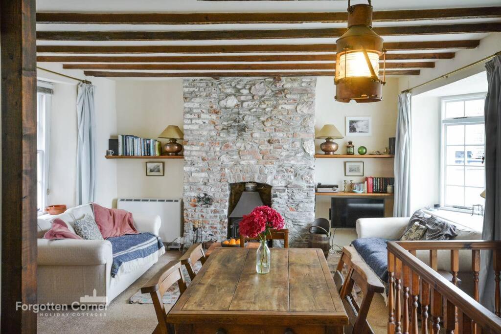April Cottage, Cawsand - Beach front view 3
