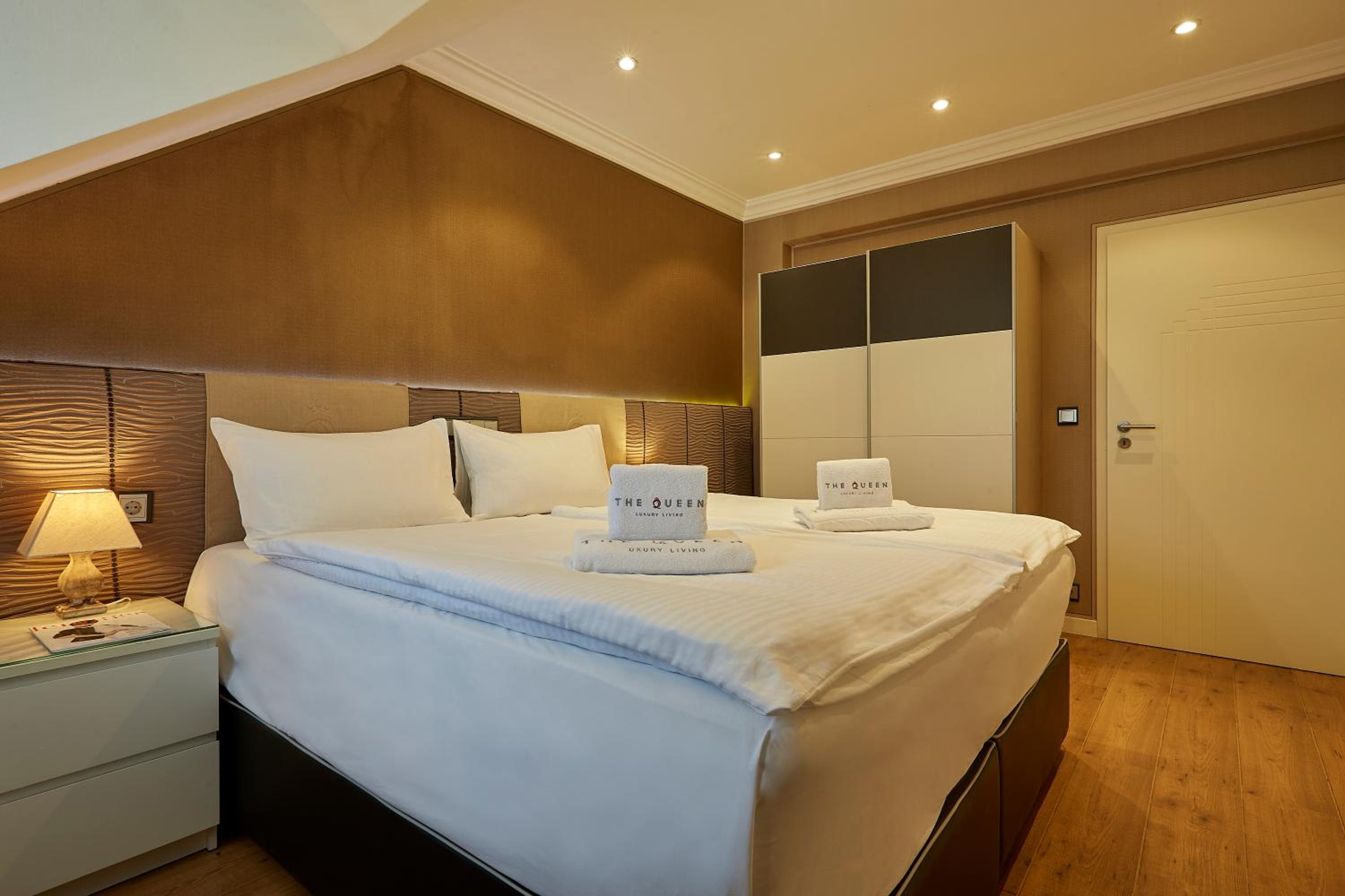 The Queen Luxury Apartments - Villa Cortina