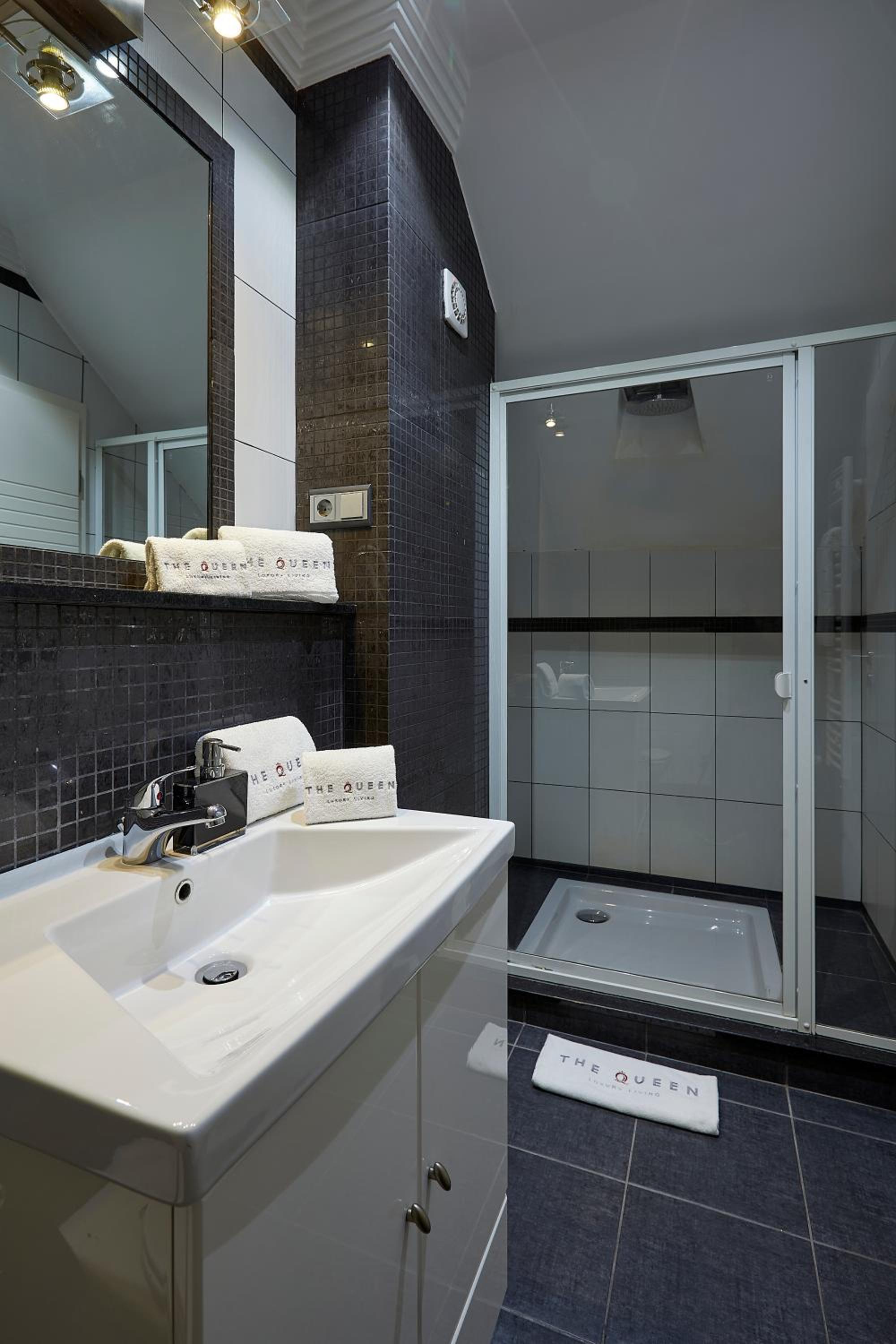 The Queen Luxury Apartments - Villa Cortina