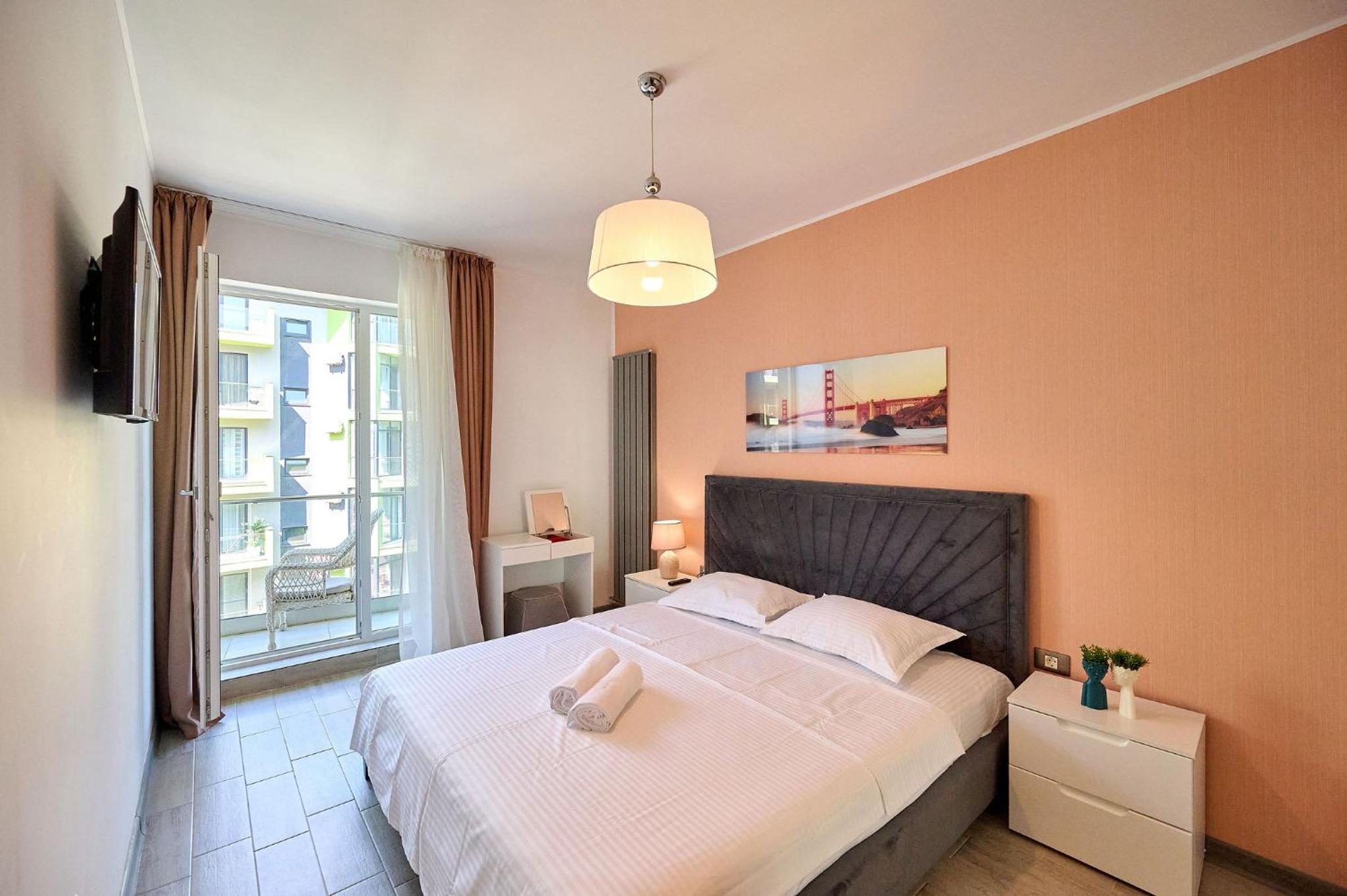 Brooklyn Apartment Spa and Pool Beach Resort - parking view 2