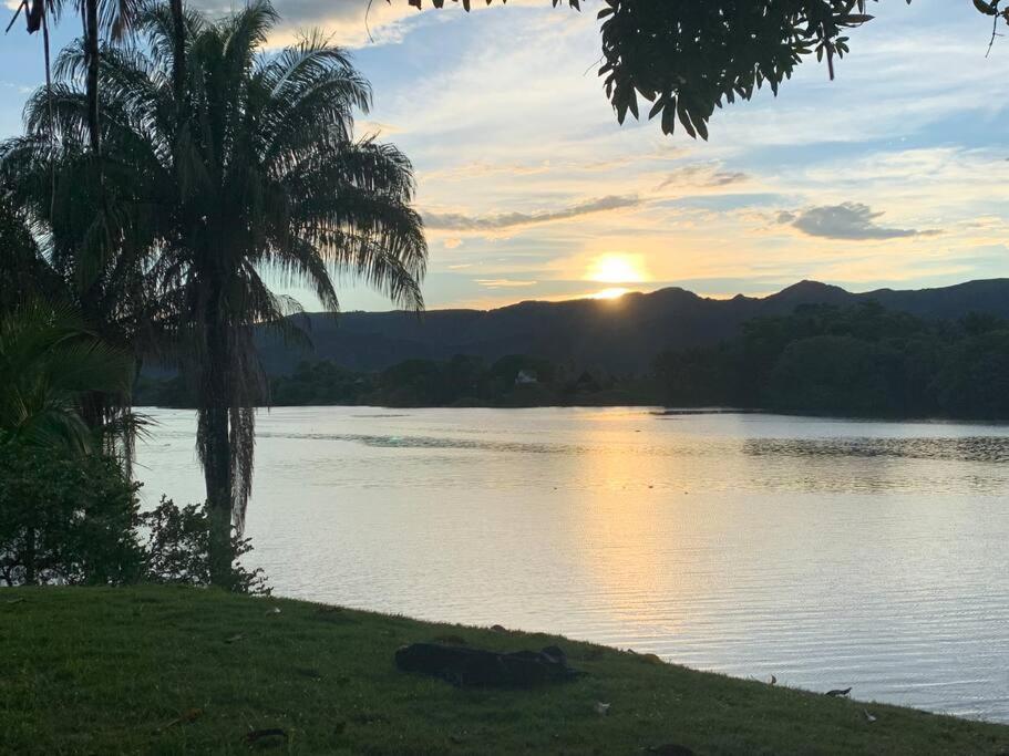 Las Palmas - Espectacular casa a borde de lago con piscina