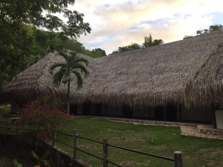 Las Palmas - Espectacular casa a borde de lago con piscina