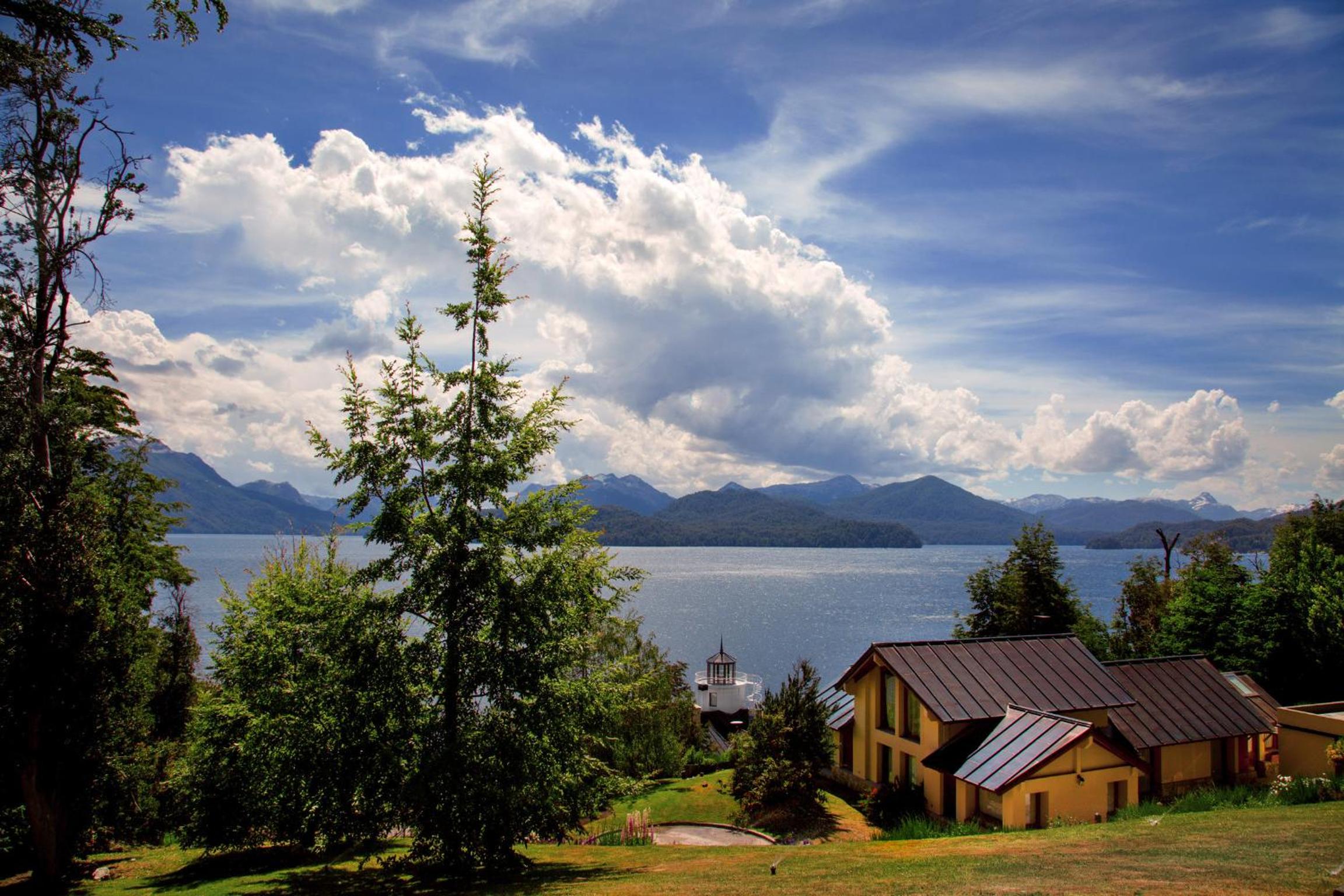 RentUp - Casa con vista panorámica al lago Nahuel Huapi