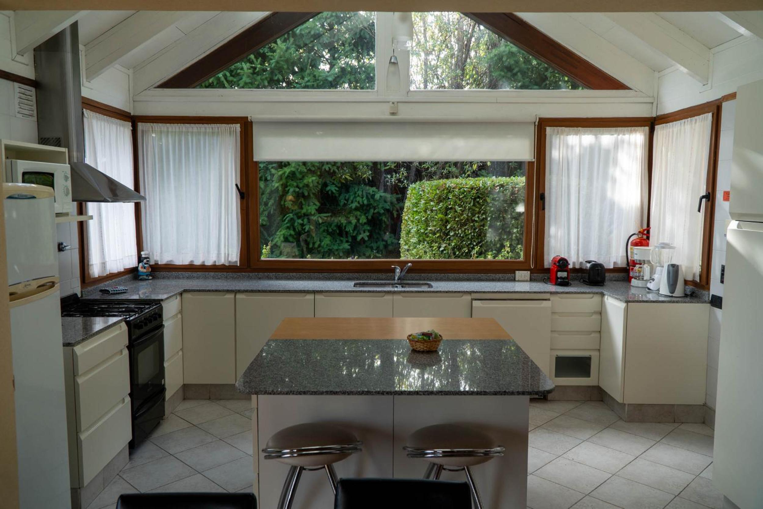 RentUp - Casa con vista panorámica al lago Nahuel Huapi
