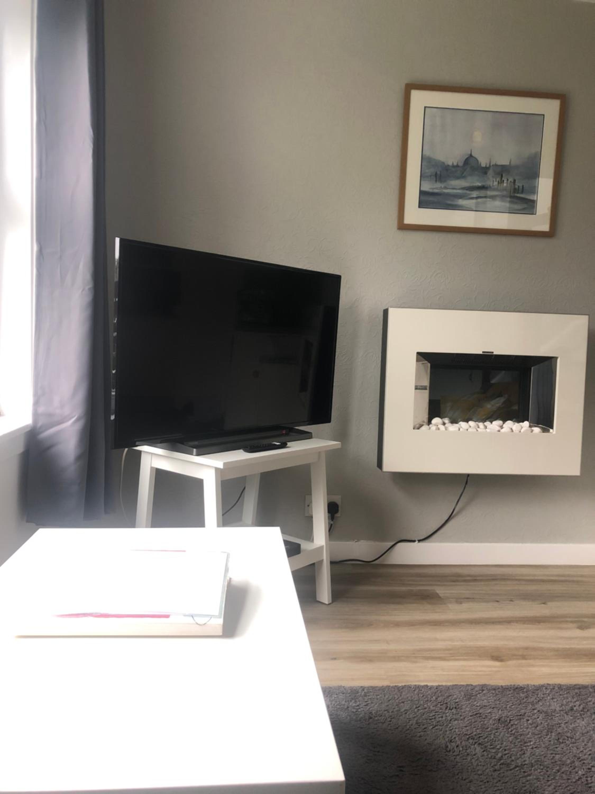 Cosy cottage with sea views close to local shops. view 3