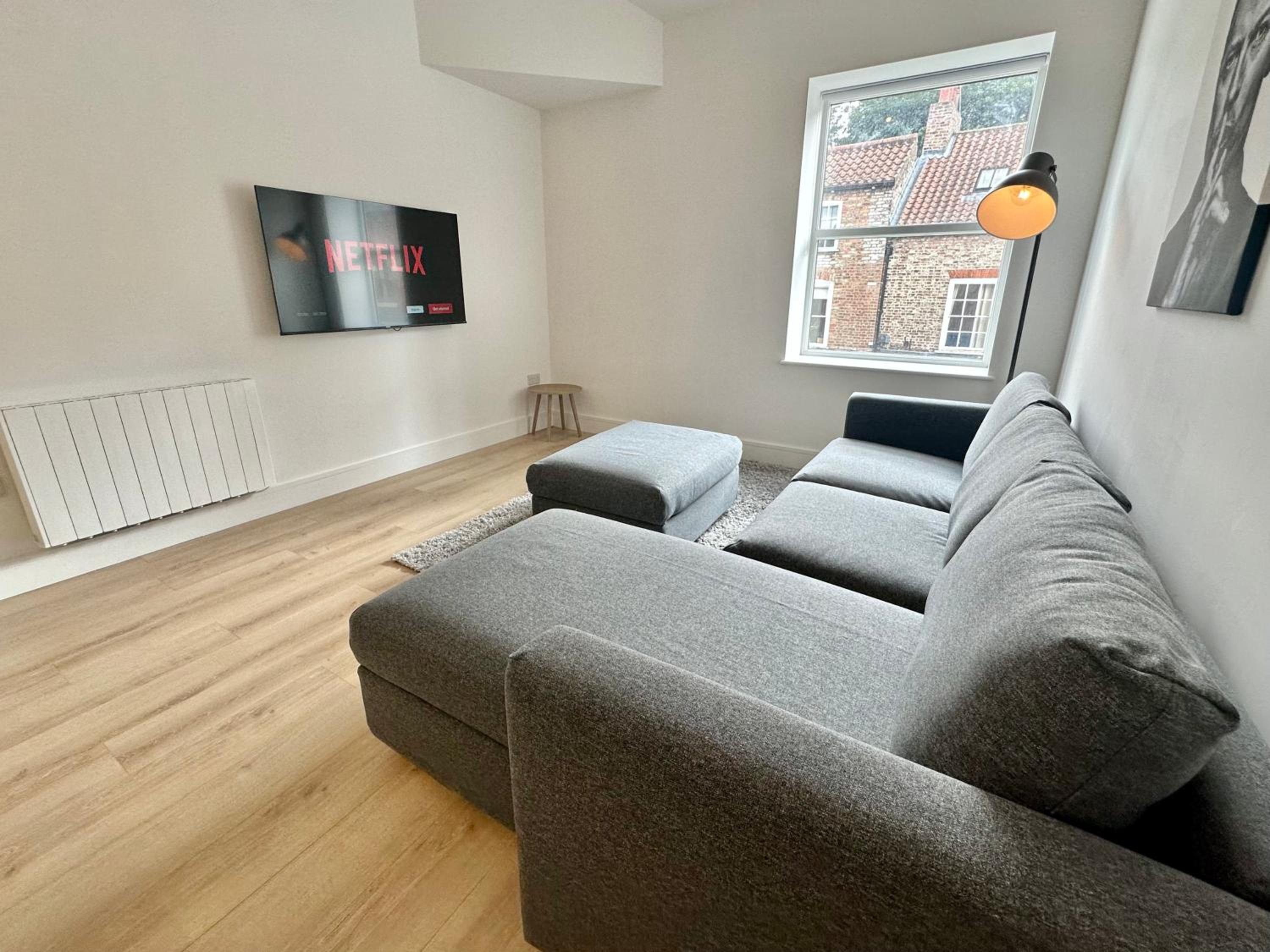 Fountain Apartment No 1 with Free parking photo 5