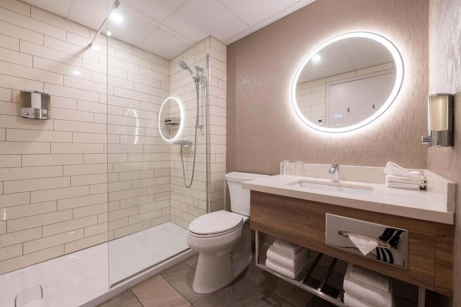 Hôtel & Suites Le Dauphin Québec-1