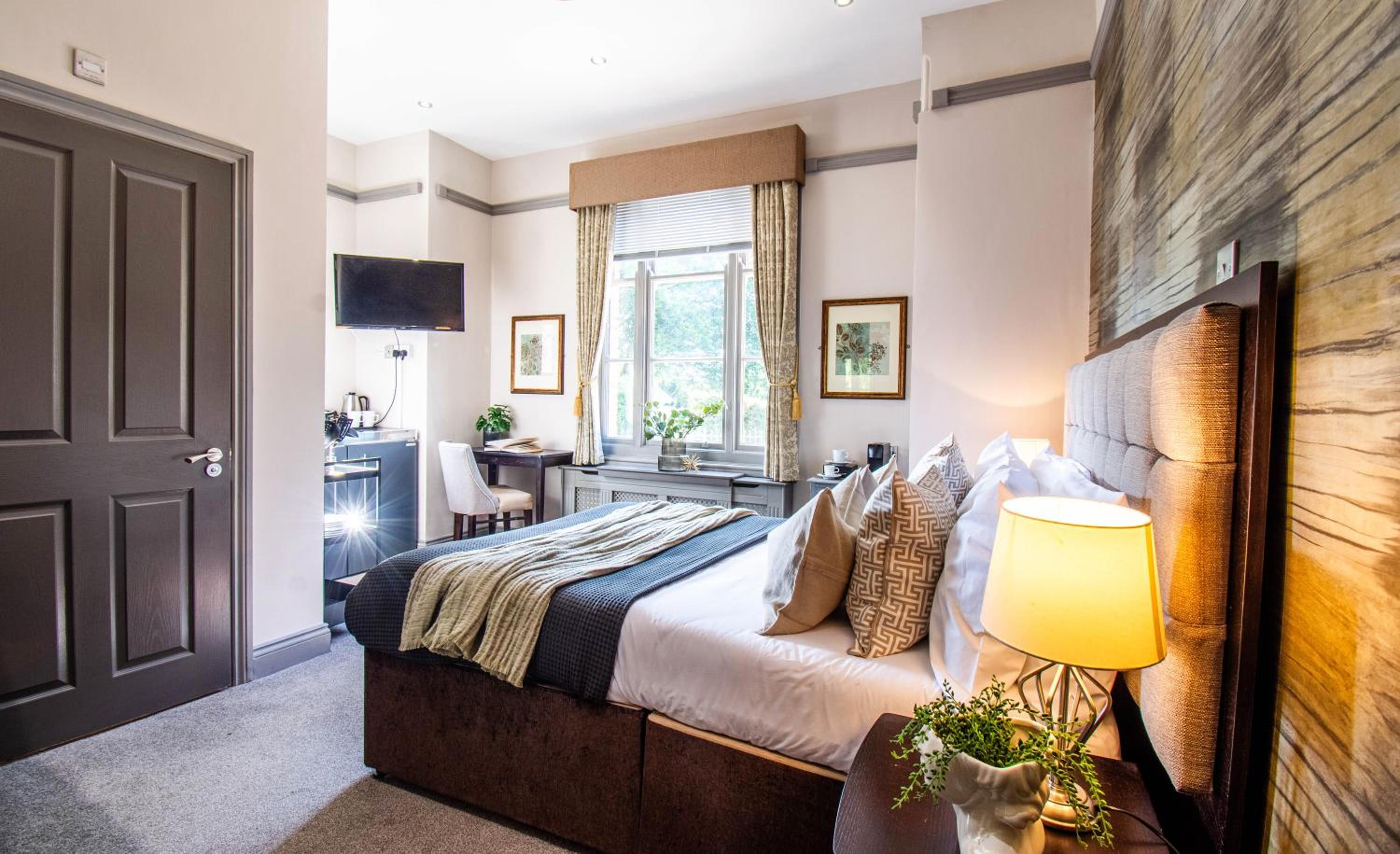 Eton House - Self Check-In, Ensuite Rooms & Self-Catering Studios view 3