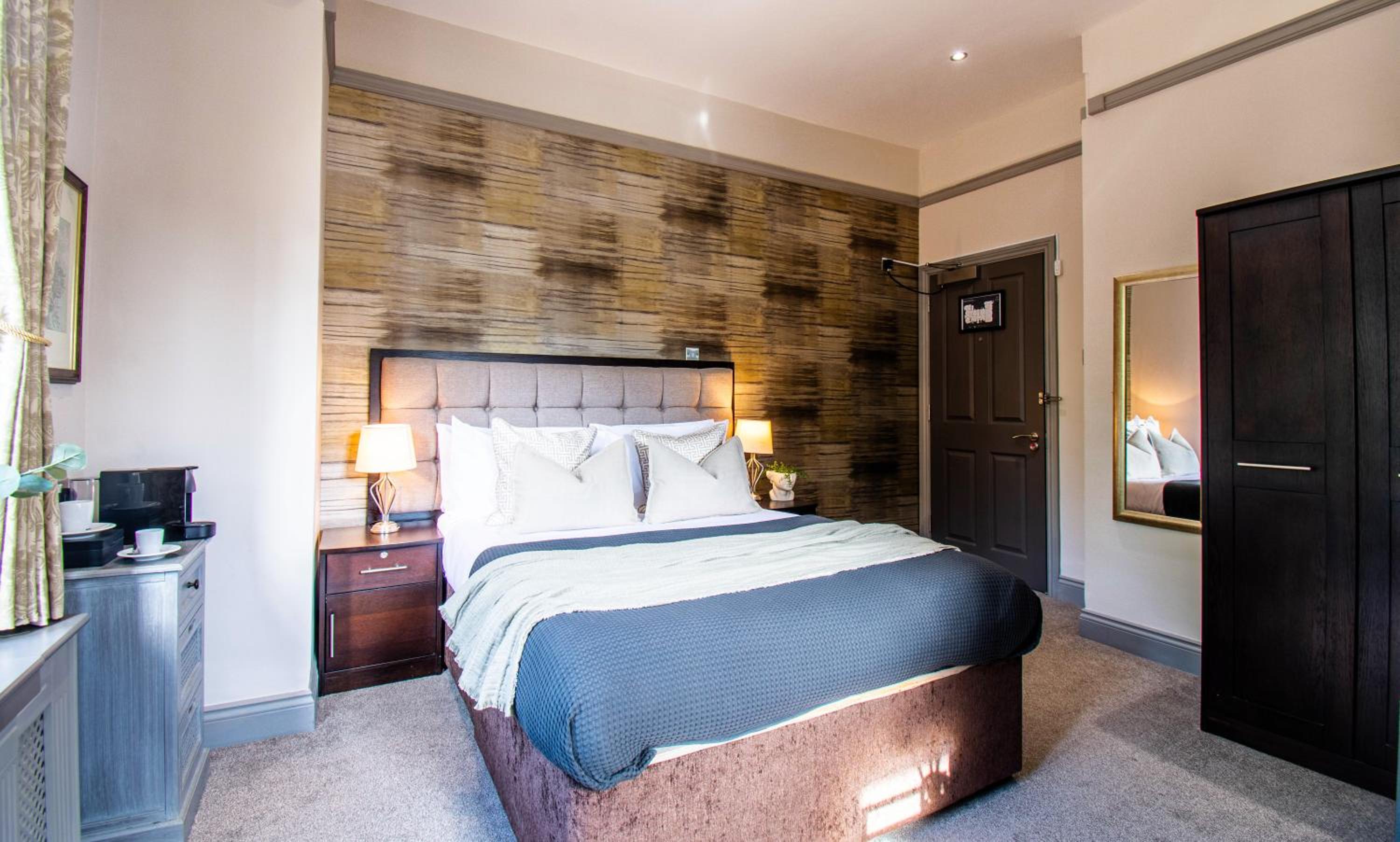 Eton House - Self Check-In, Ensuite Rooms & Self-Catering Studios view 5