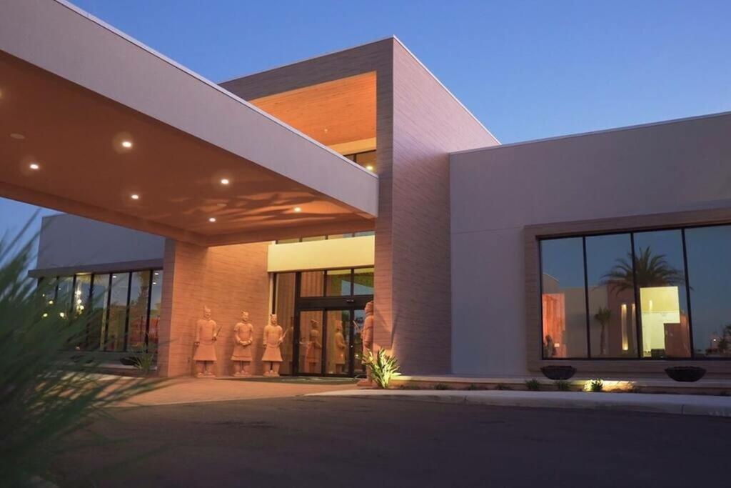 Elegant Home w 3 En Suites & Breathtaking View