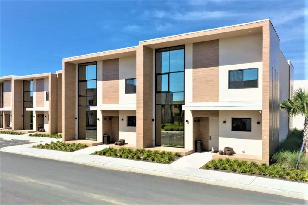 Elegant Home w 3 En Suites & Breathtaking View