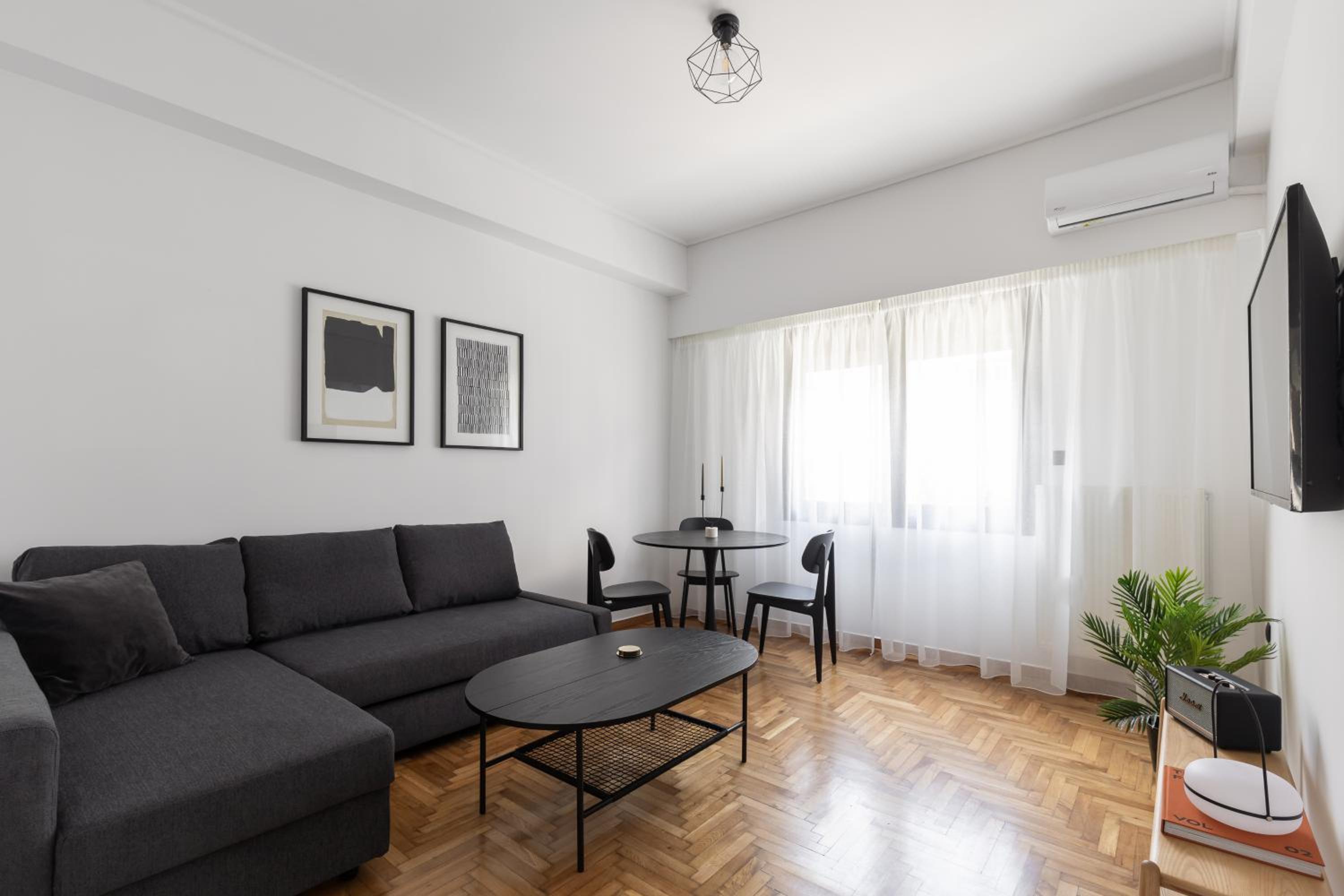 Elliot Neapoli, Athens