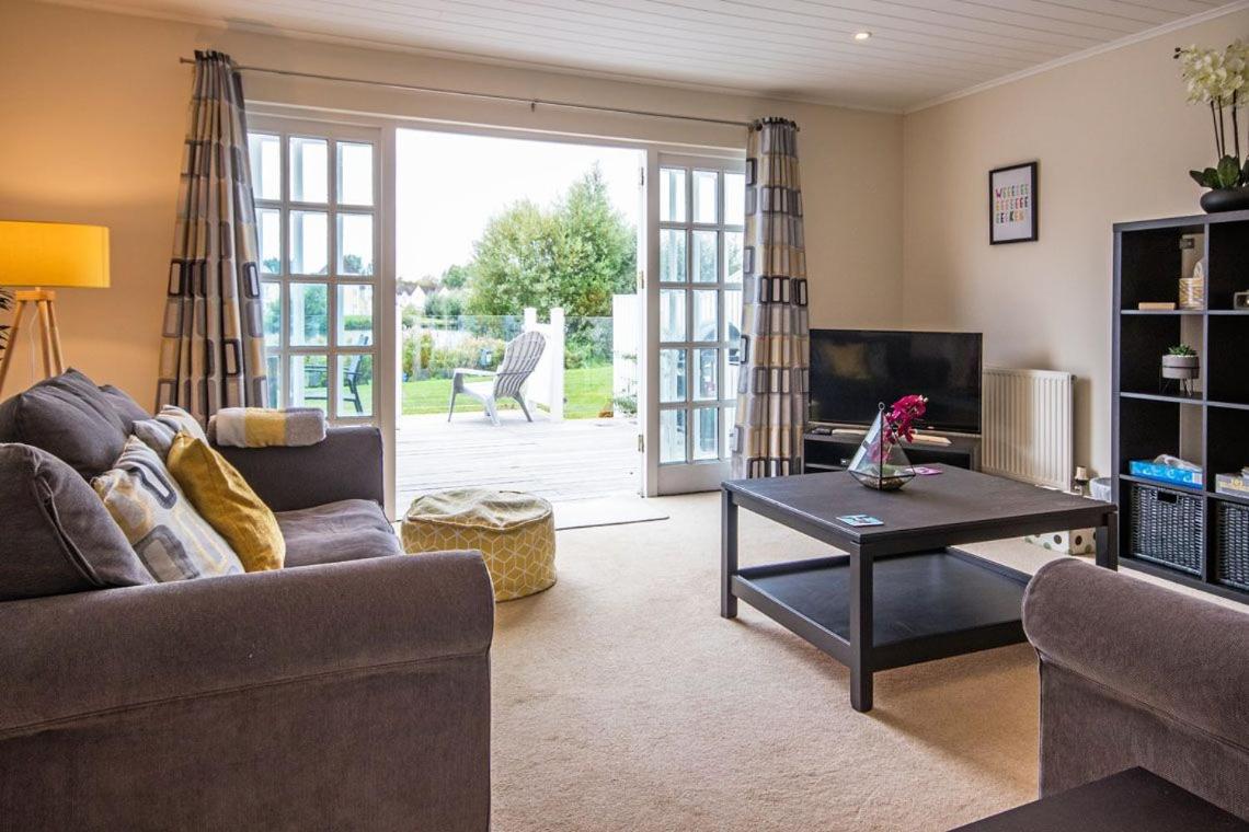 Windrush Lake 88, Waterside view 2