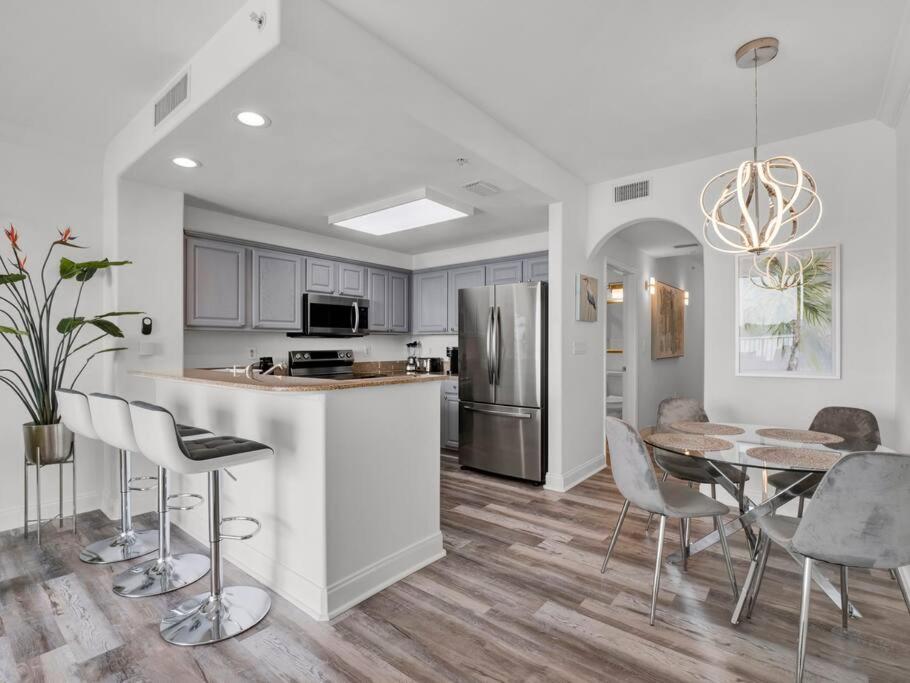 Huge Pool, Sunrise, Stunning views near Disney,409