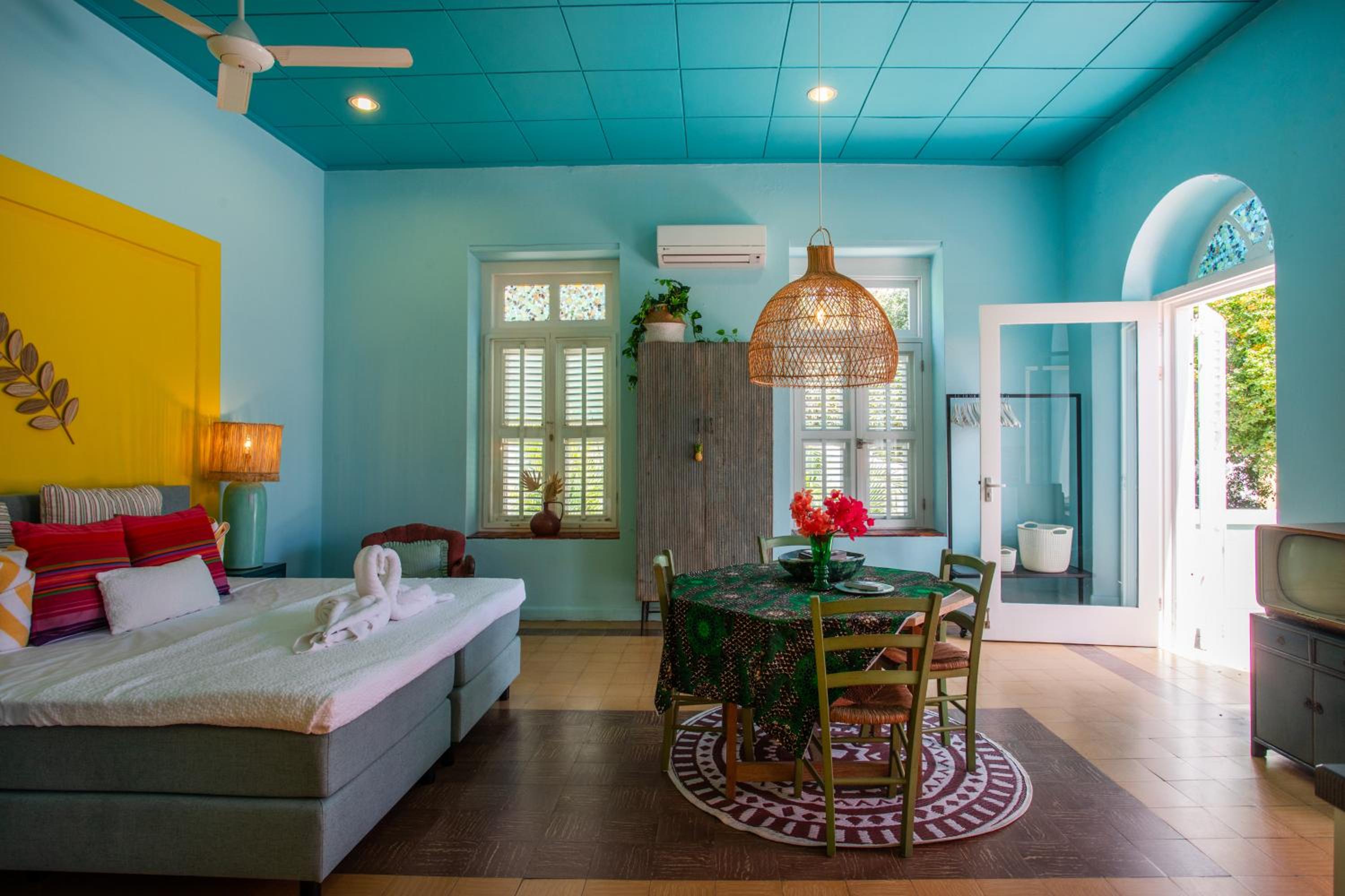 Colorful historical city apartment, Otrobanda