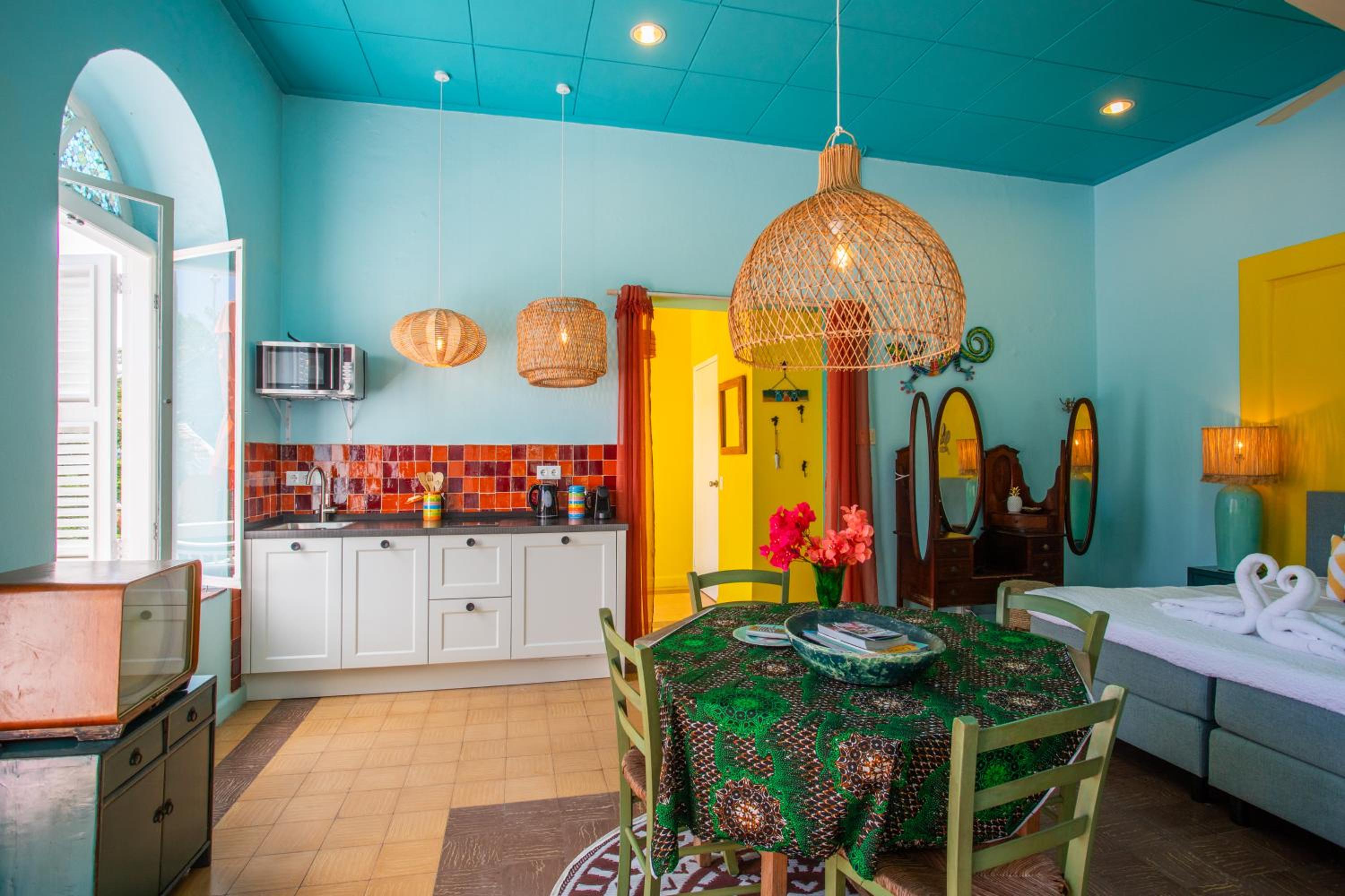 Colorful historical city apartment, Otrobanda