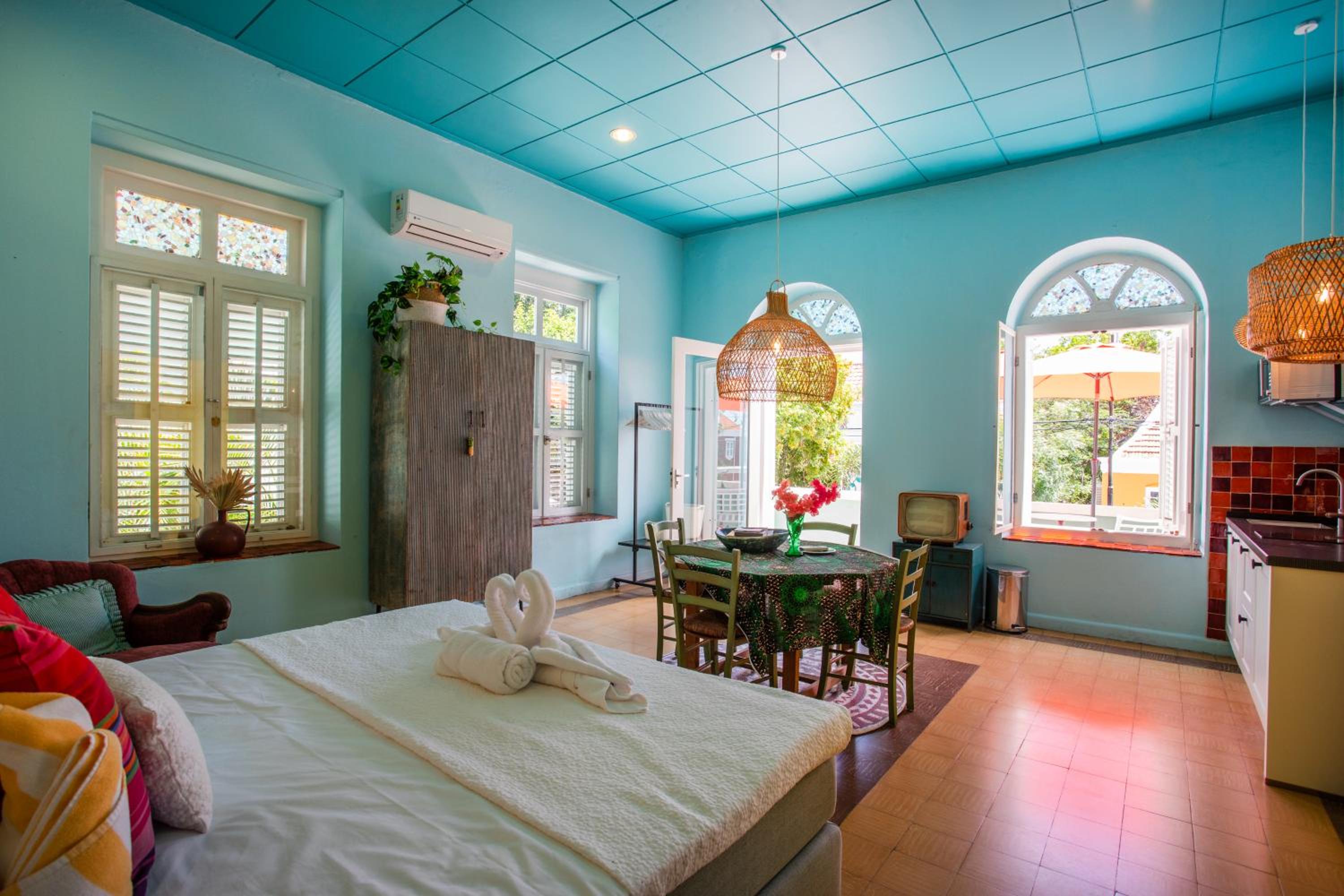 Colorful historical city apartment, Otrobanda