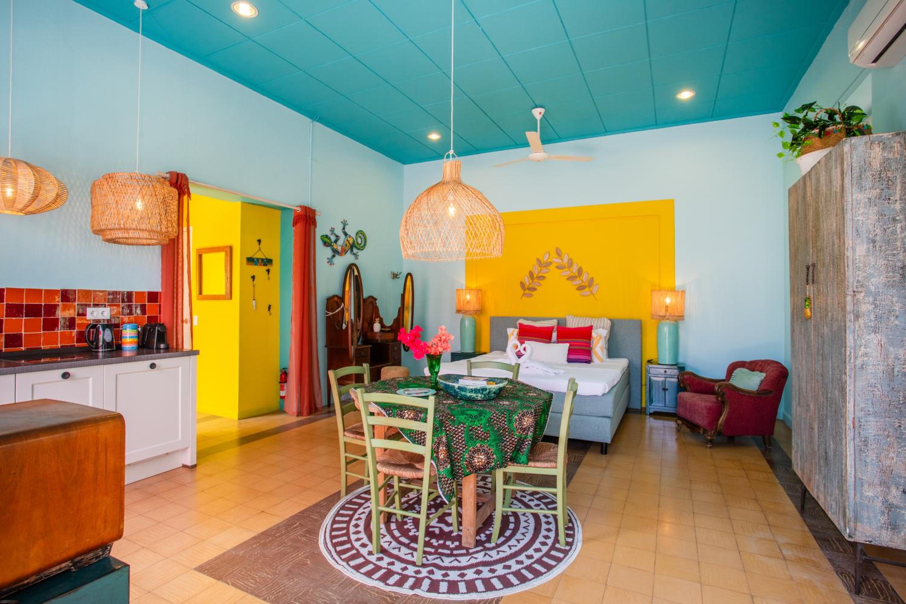 Colorful historical city apartment, Otrobanda