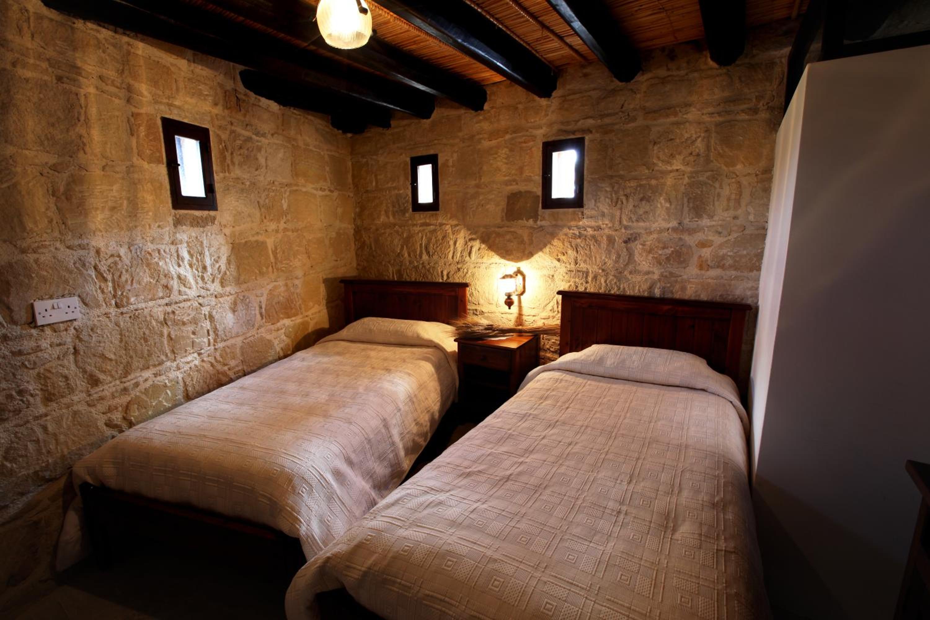 Leonidas Village Houses