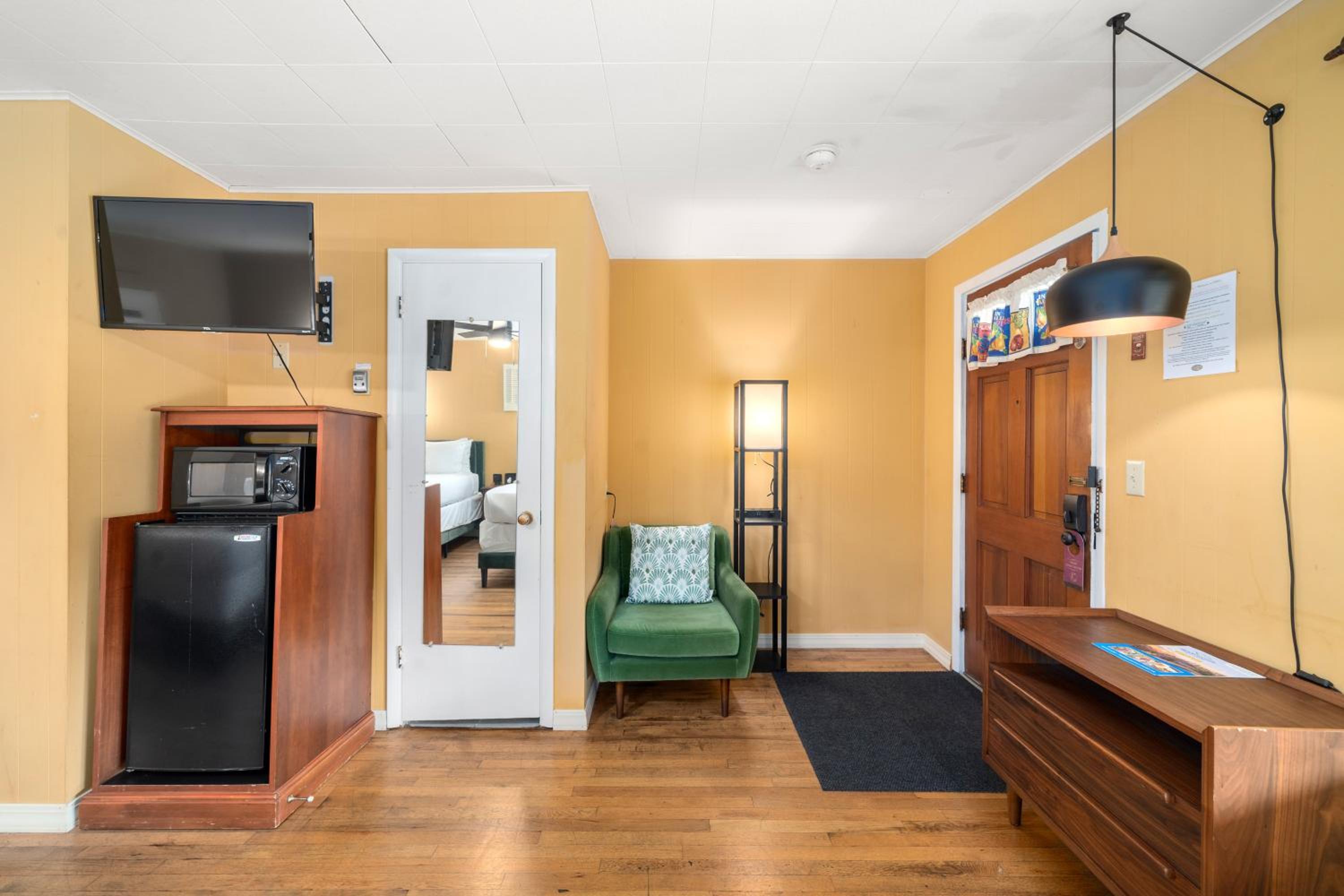 CedarWood Inn