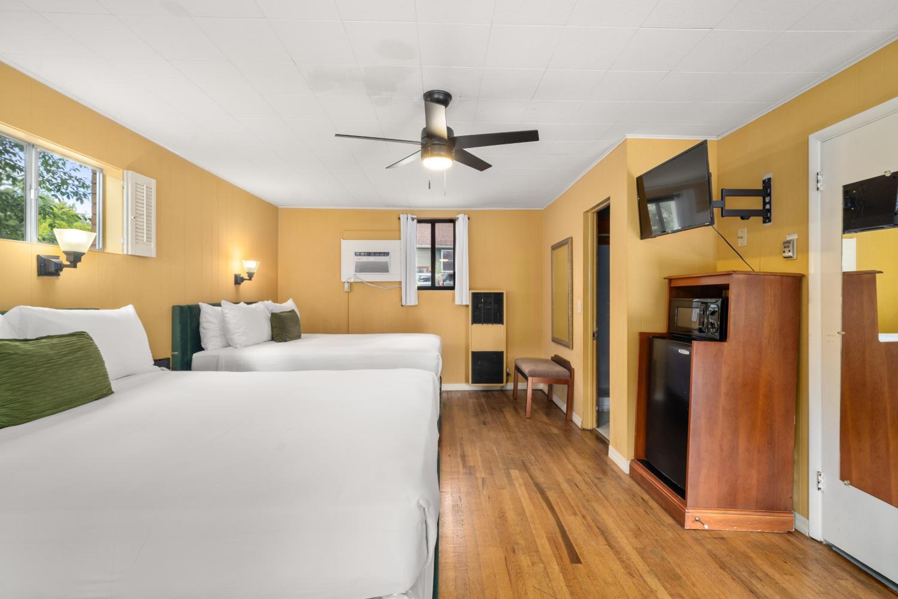CedarWood Inn