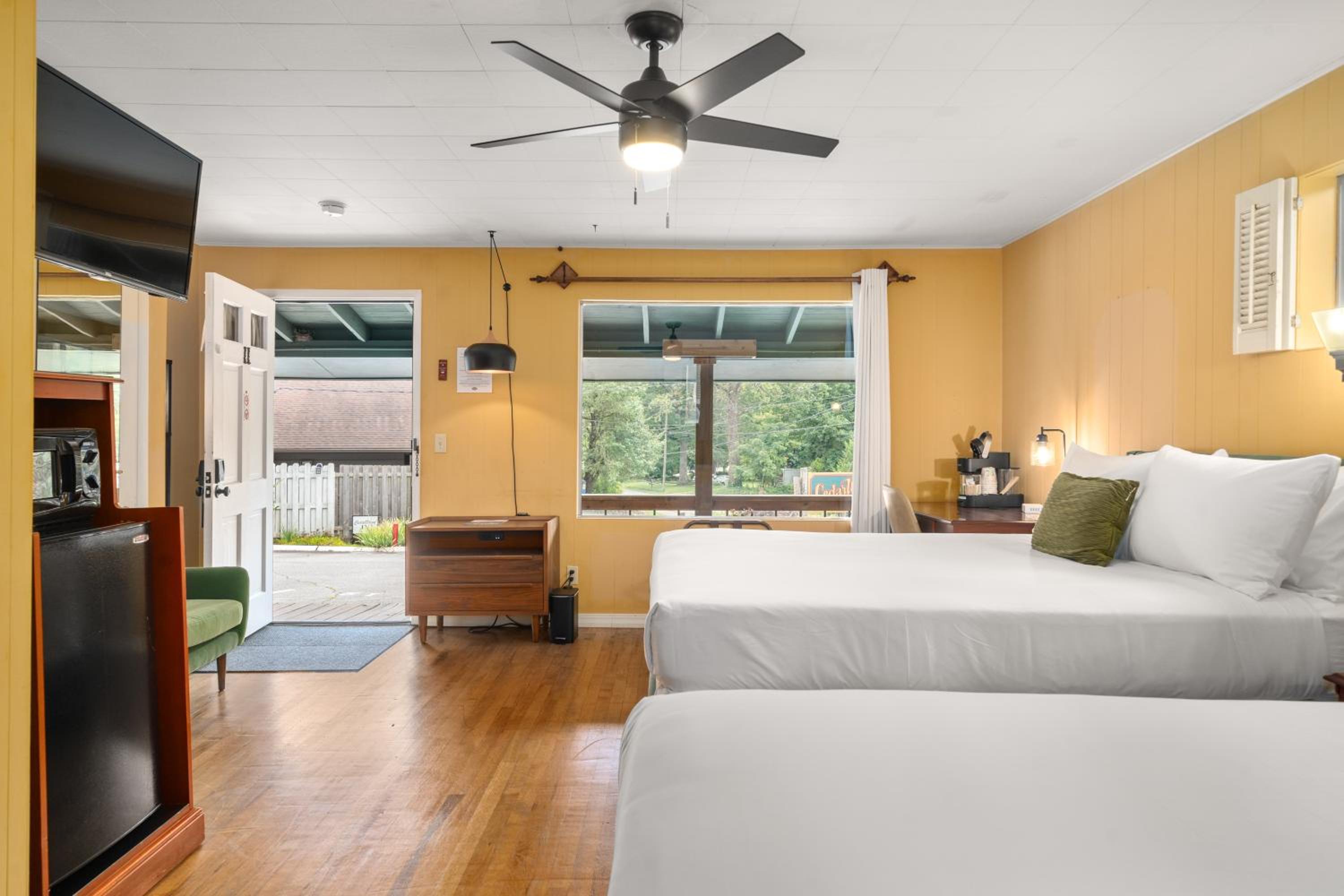 CedarWood Inn