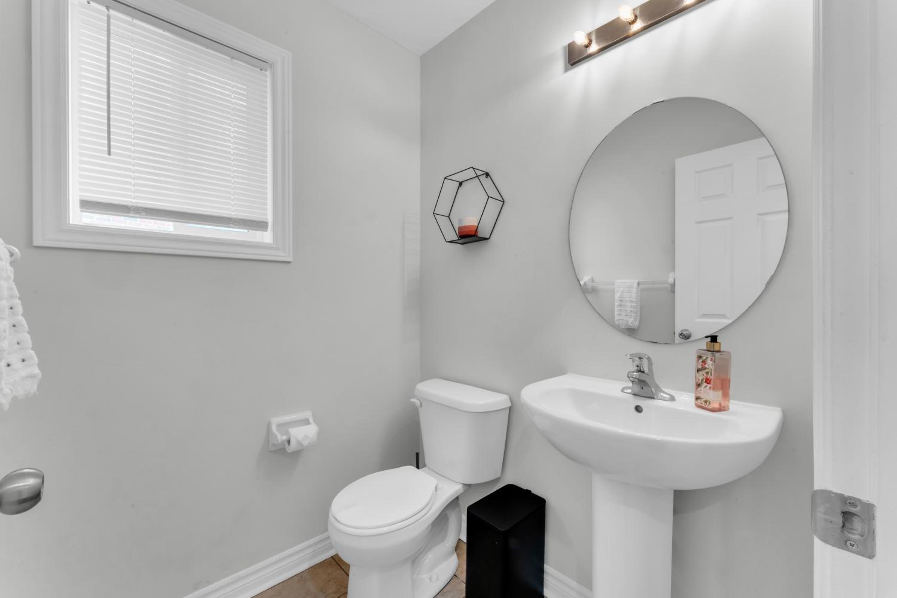 Oshawa Family Haven - Luxury 7BR Villa with Cozy Fireplaces & Hot Tub