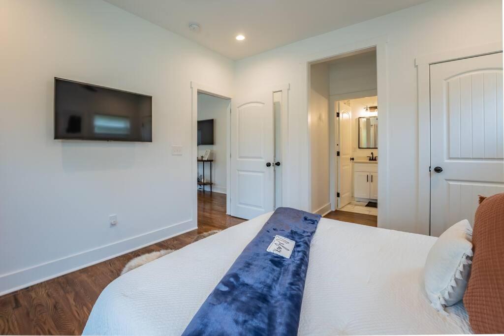 Modern Luxury Home Minutes from Airport & Downtown view 5