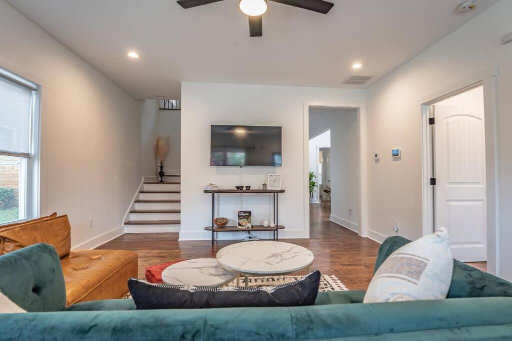 Modern Luxury Home Minutes from Airport & Downtown view 3