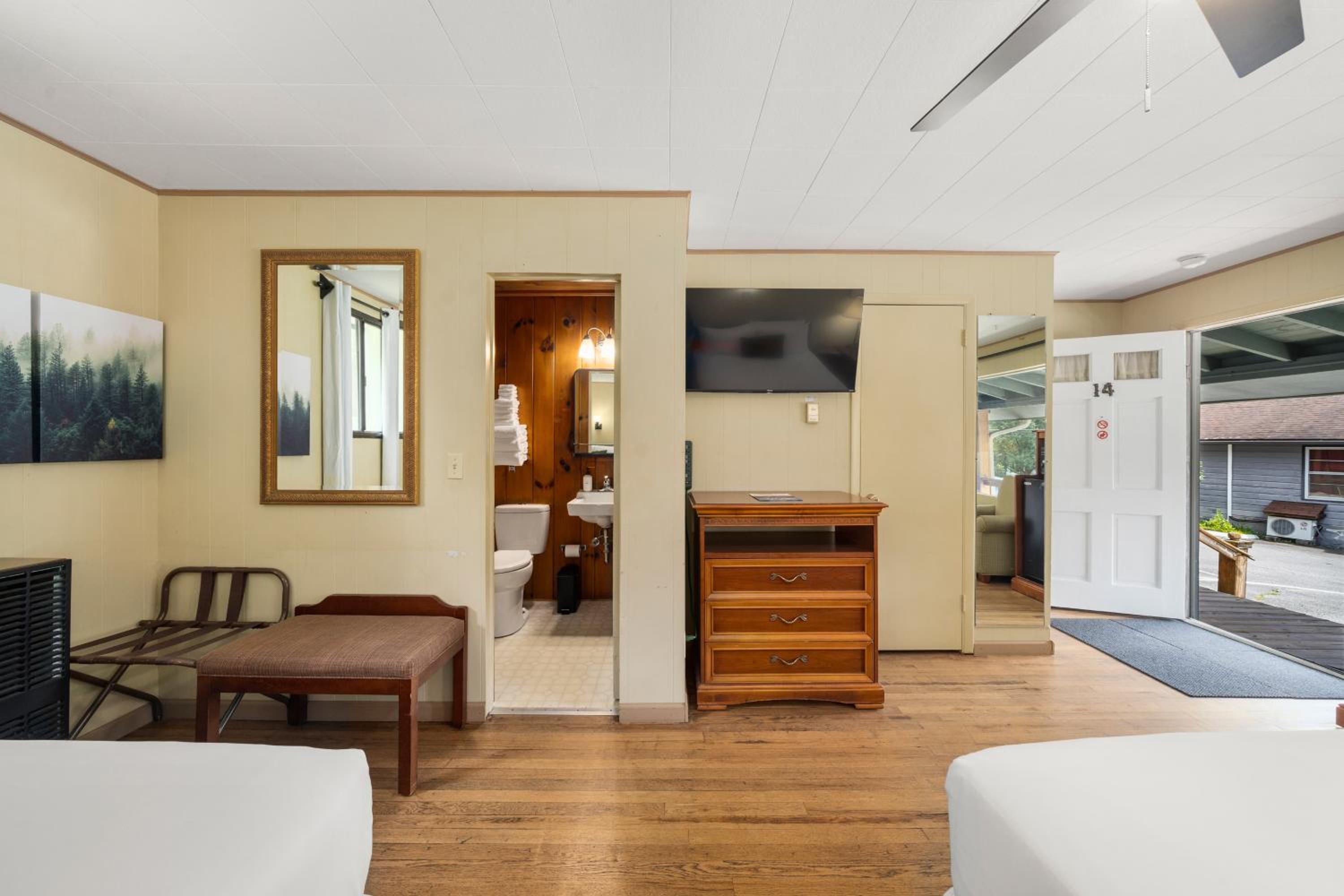 CedarWood Inn