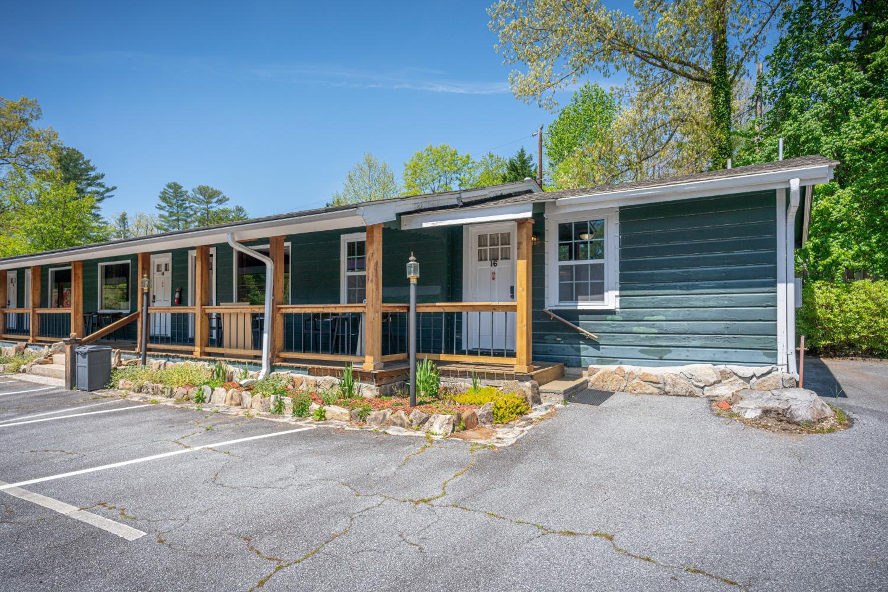 CedarWood Inn