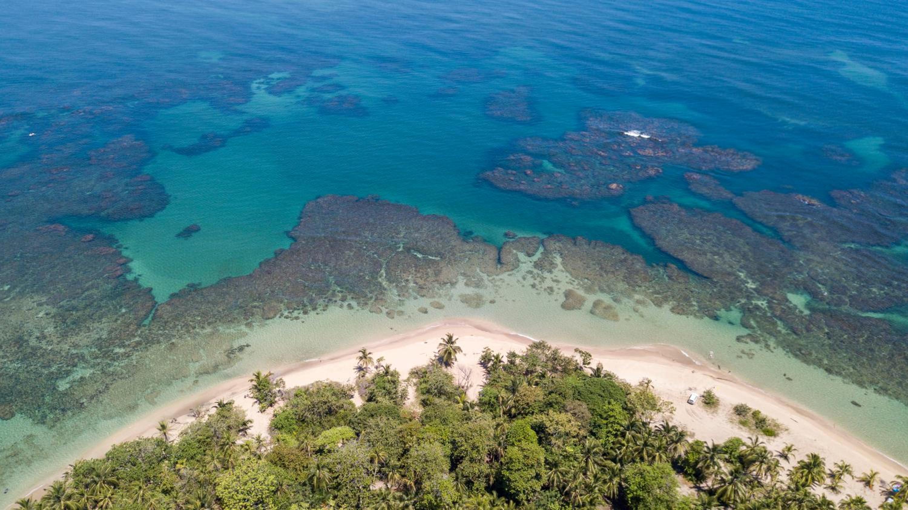 Namaitamí Casa Hermosa con AC y piscina a Solo 650 Metros del Parque Nacional Cahuita