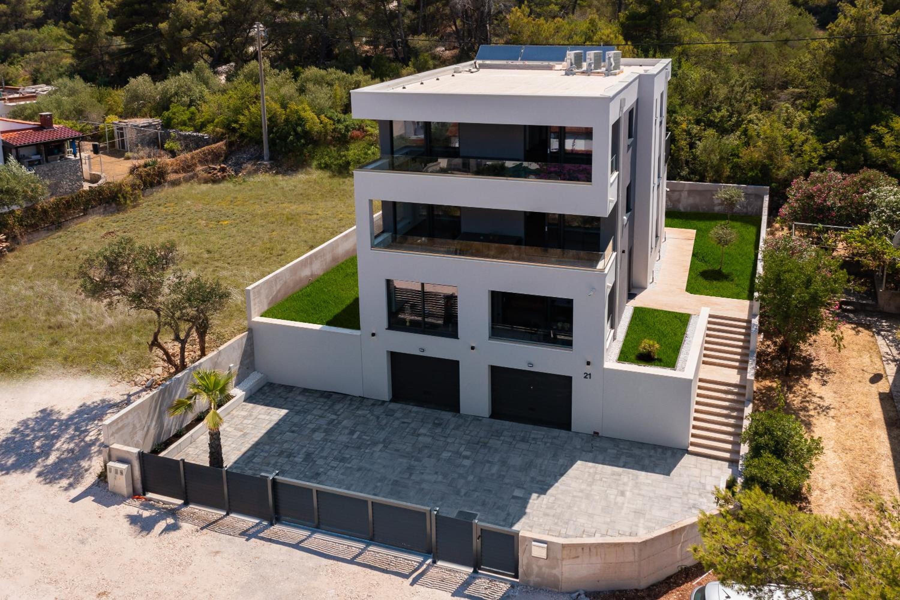 House & Home Slatine view 4