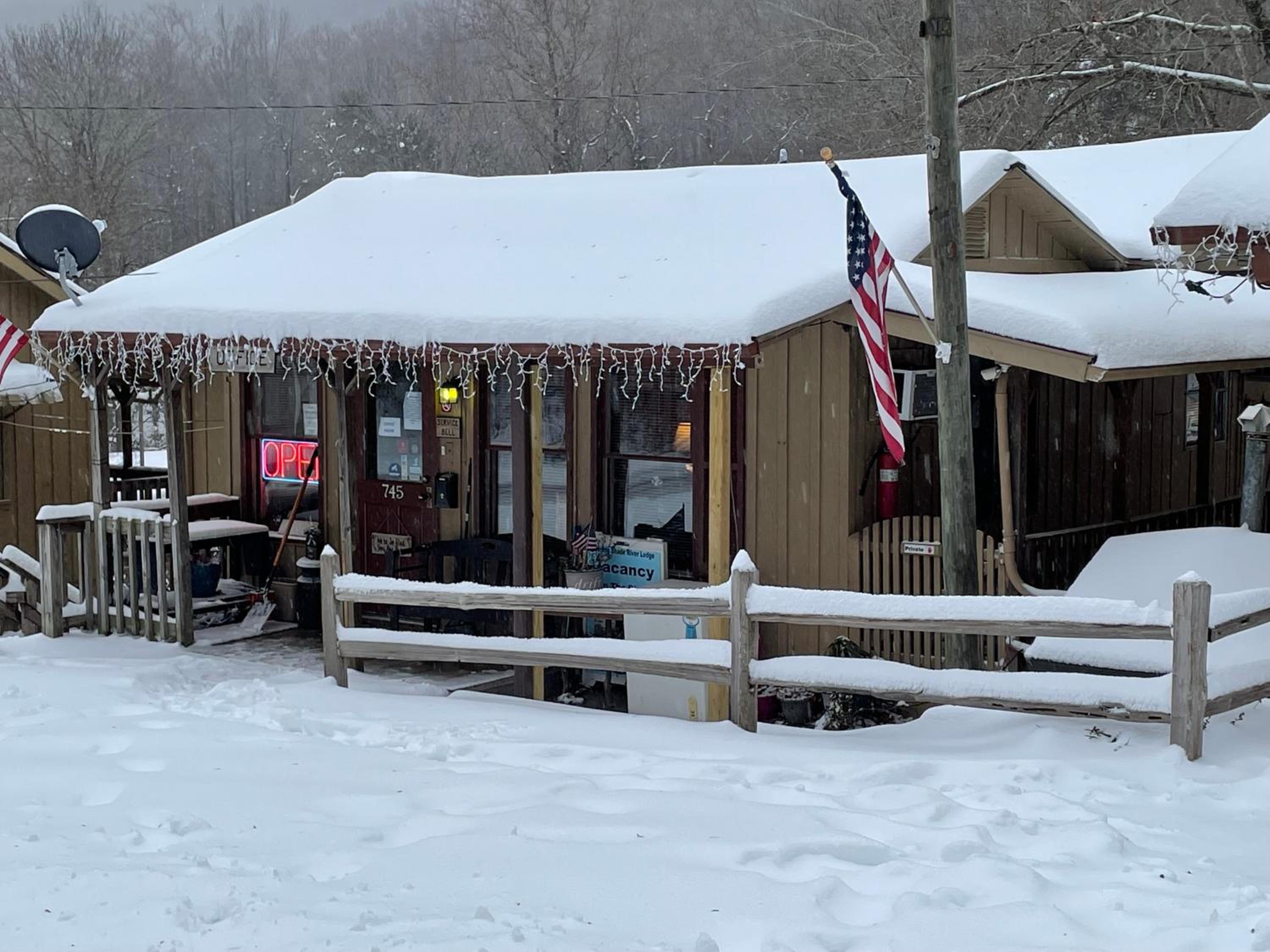The Evening Shade River Lodge and Cabins
