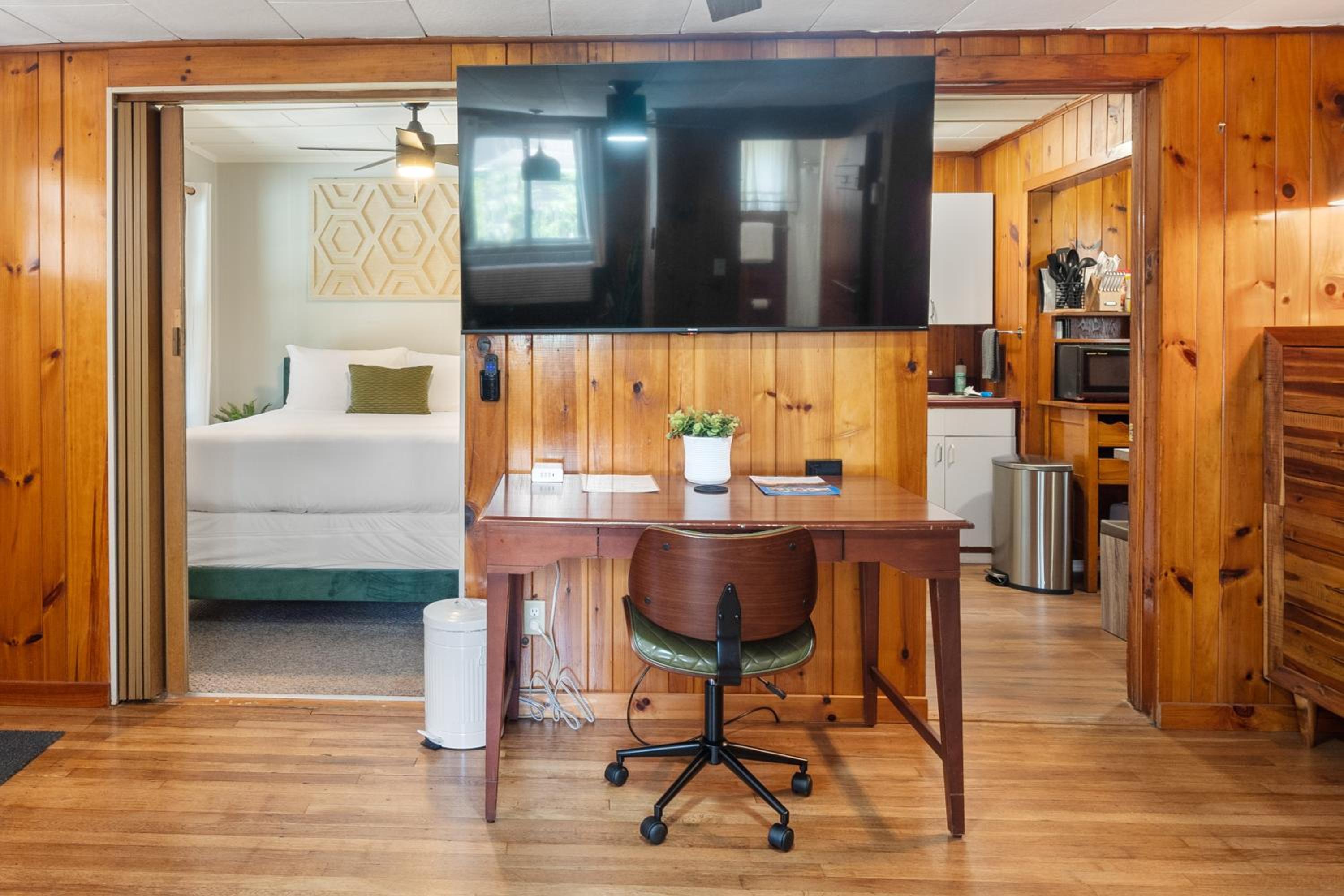 CedarWood Inn