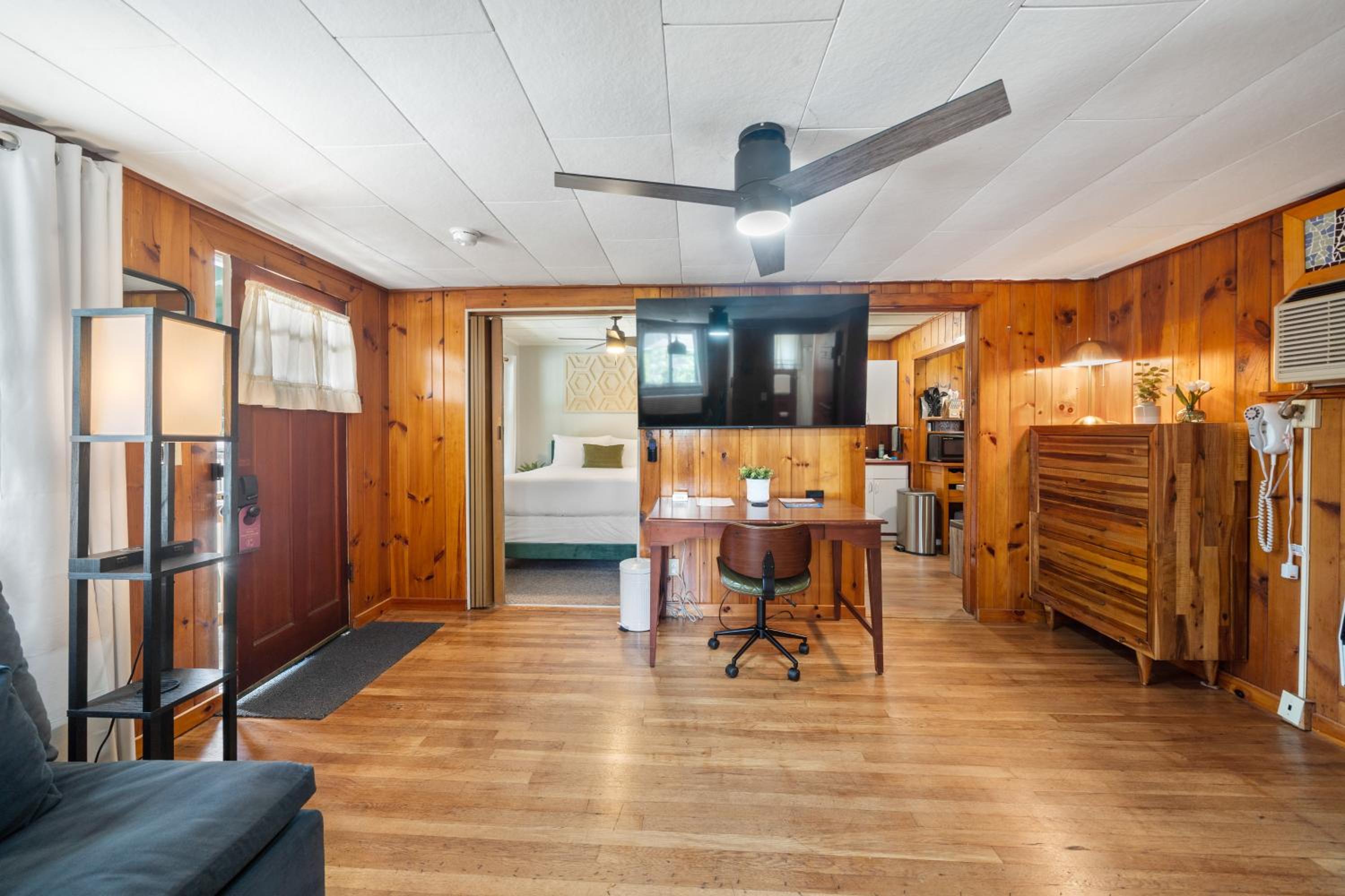 CedarWood Inn