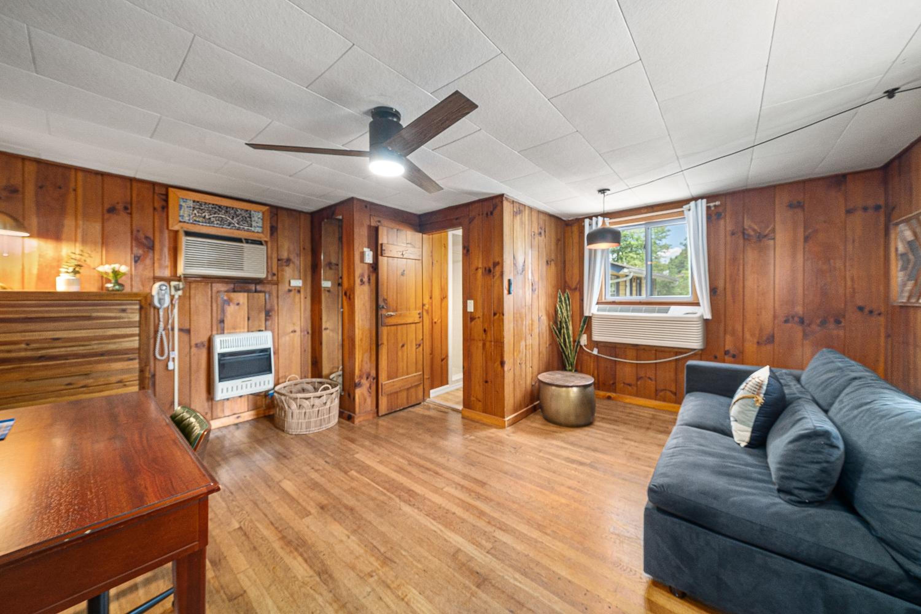 CedarWood Inn