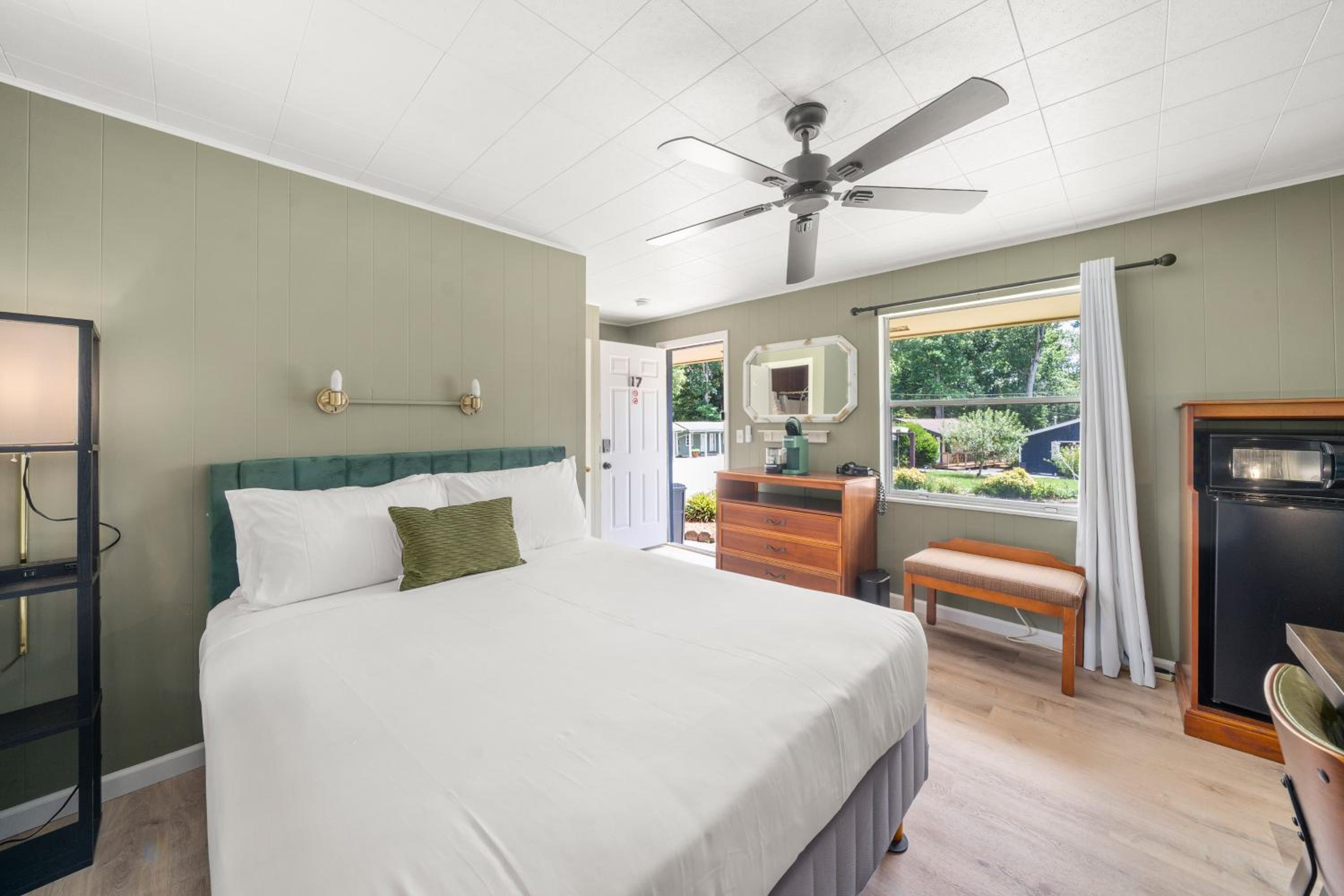 CedarWood Inn