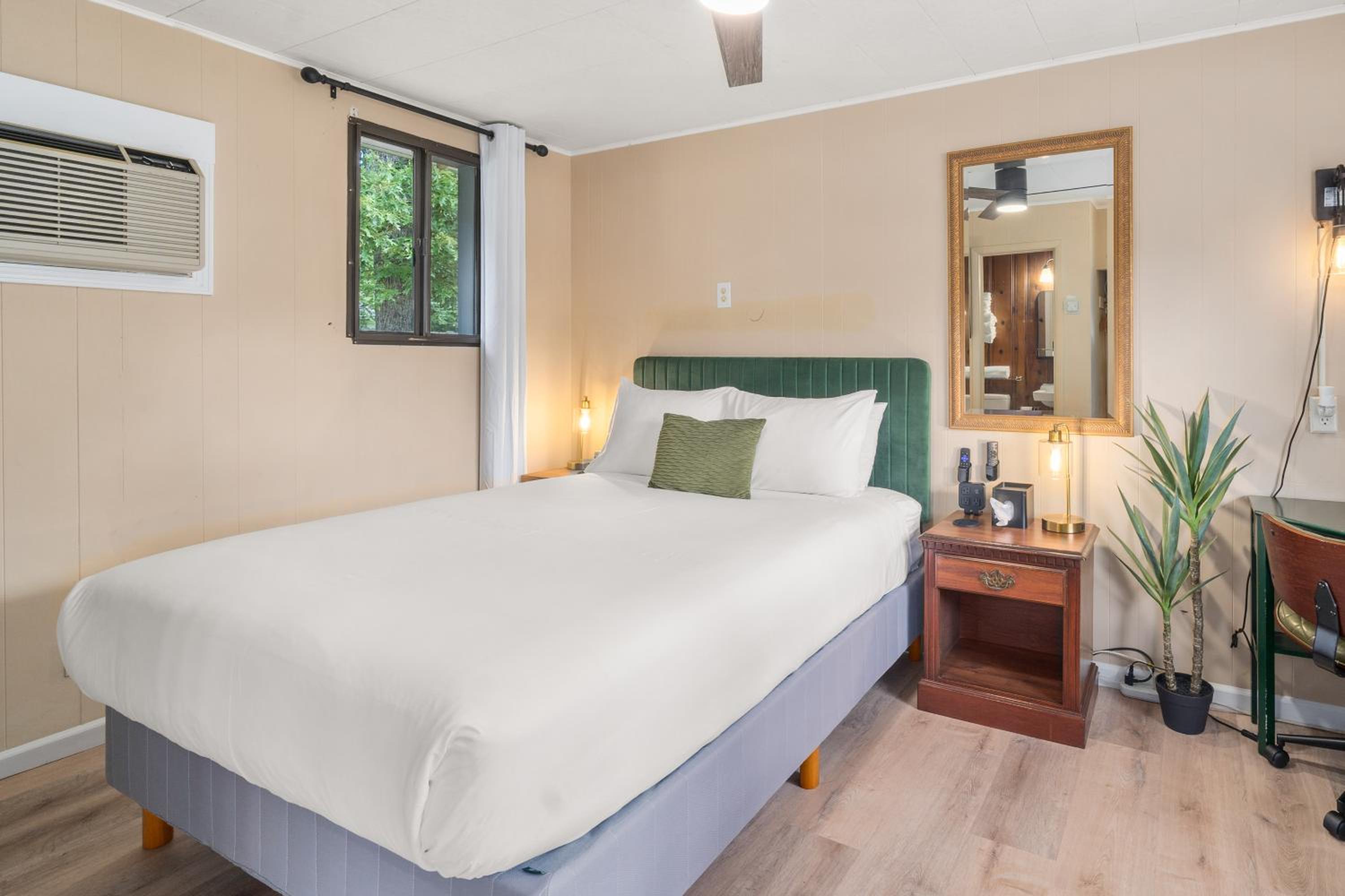 CedarWood Inn