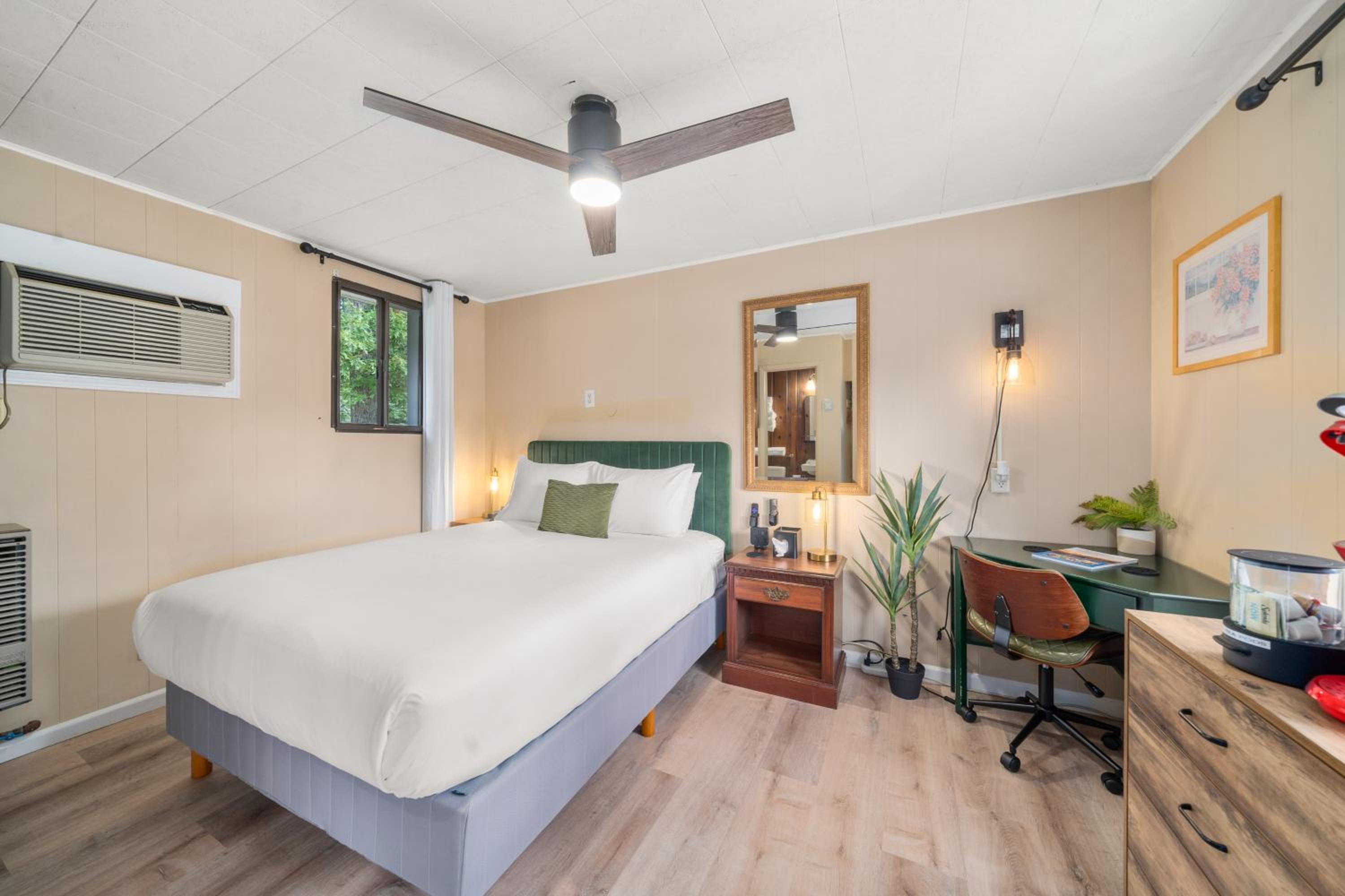CedarWood Inn