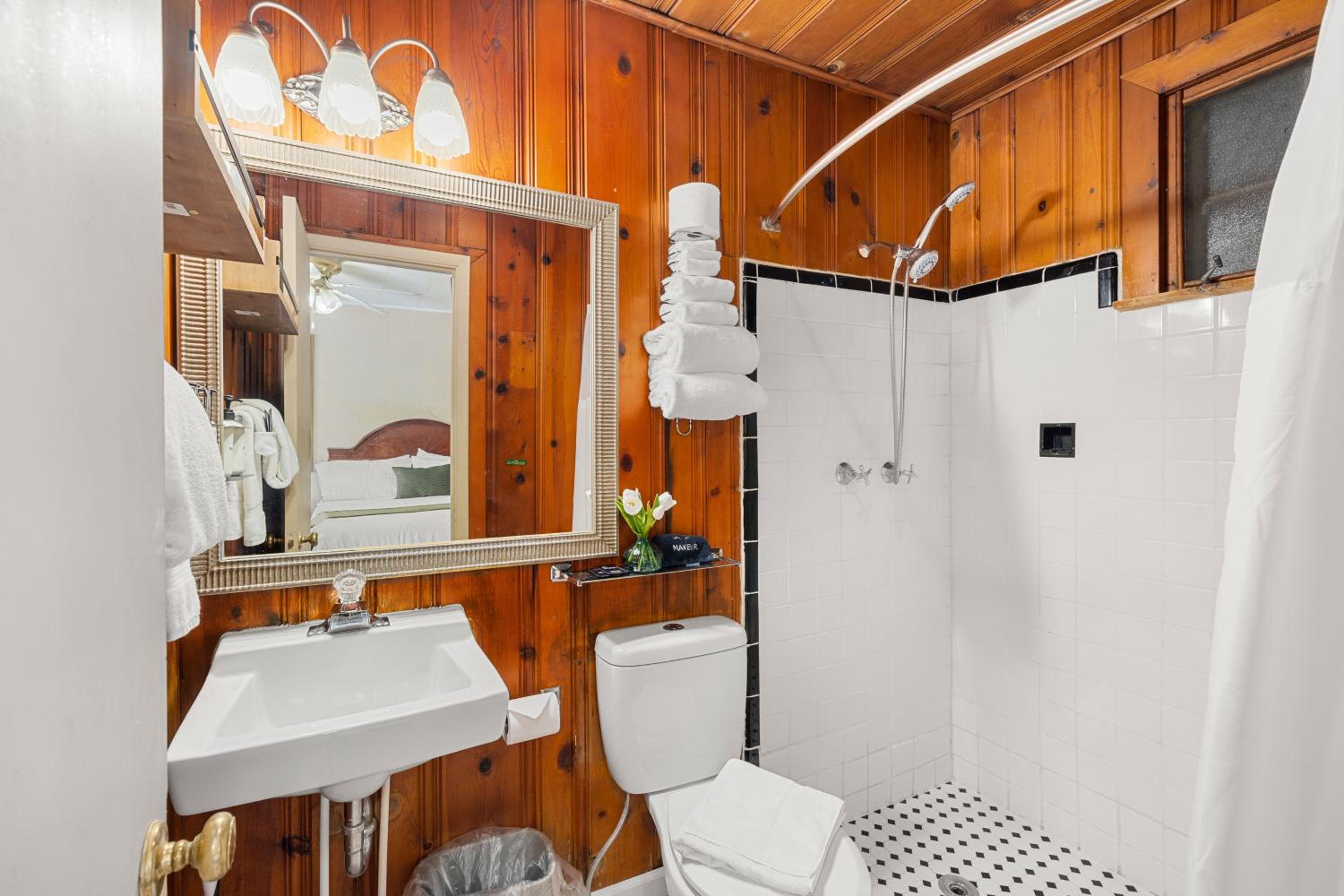 CedarWood Inn