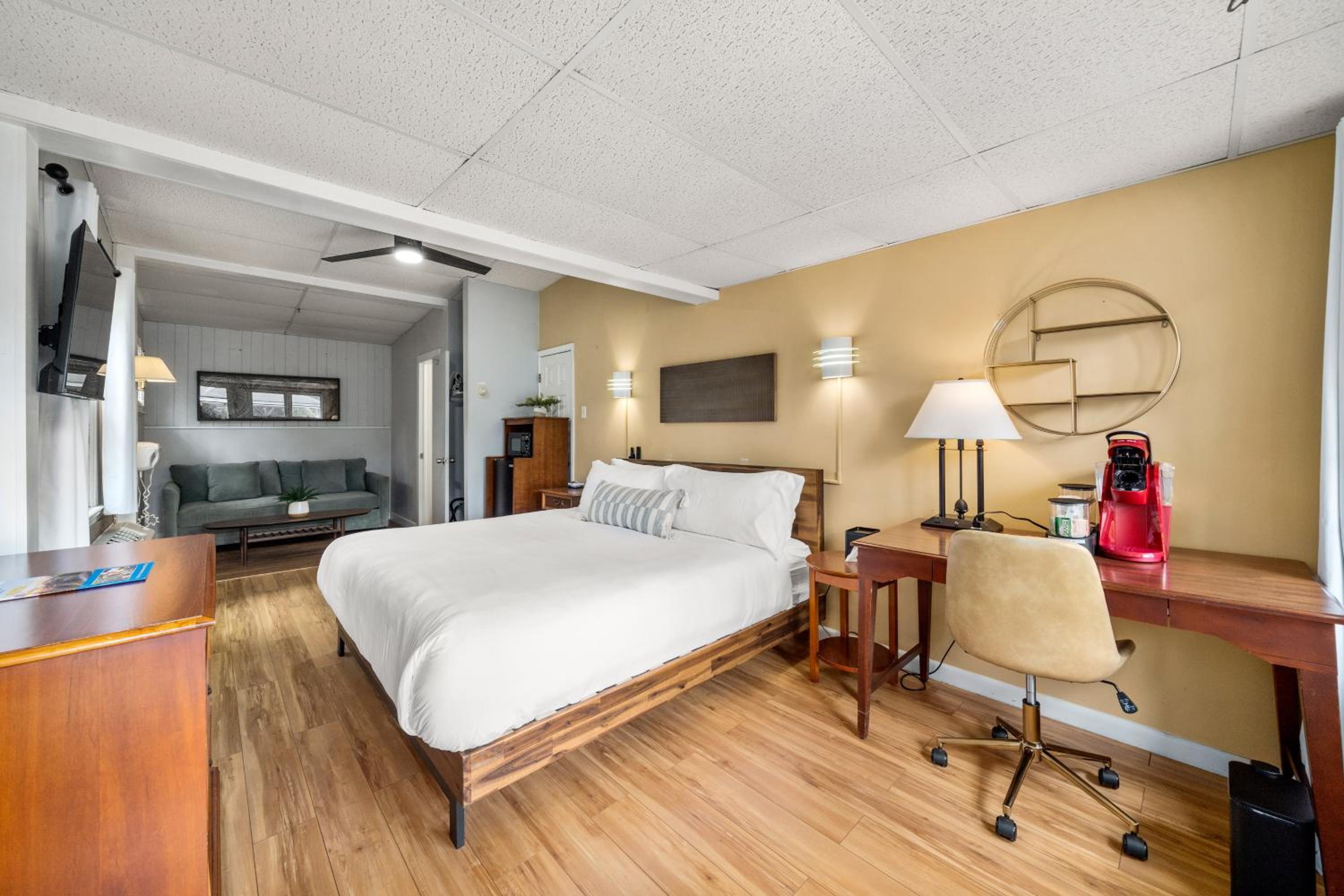 CedarWood Inn