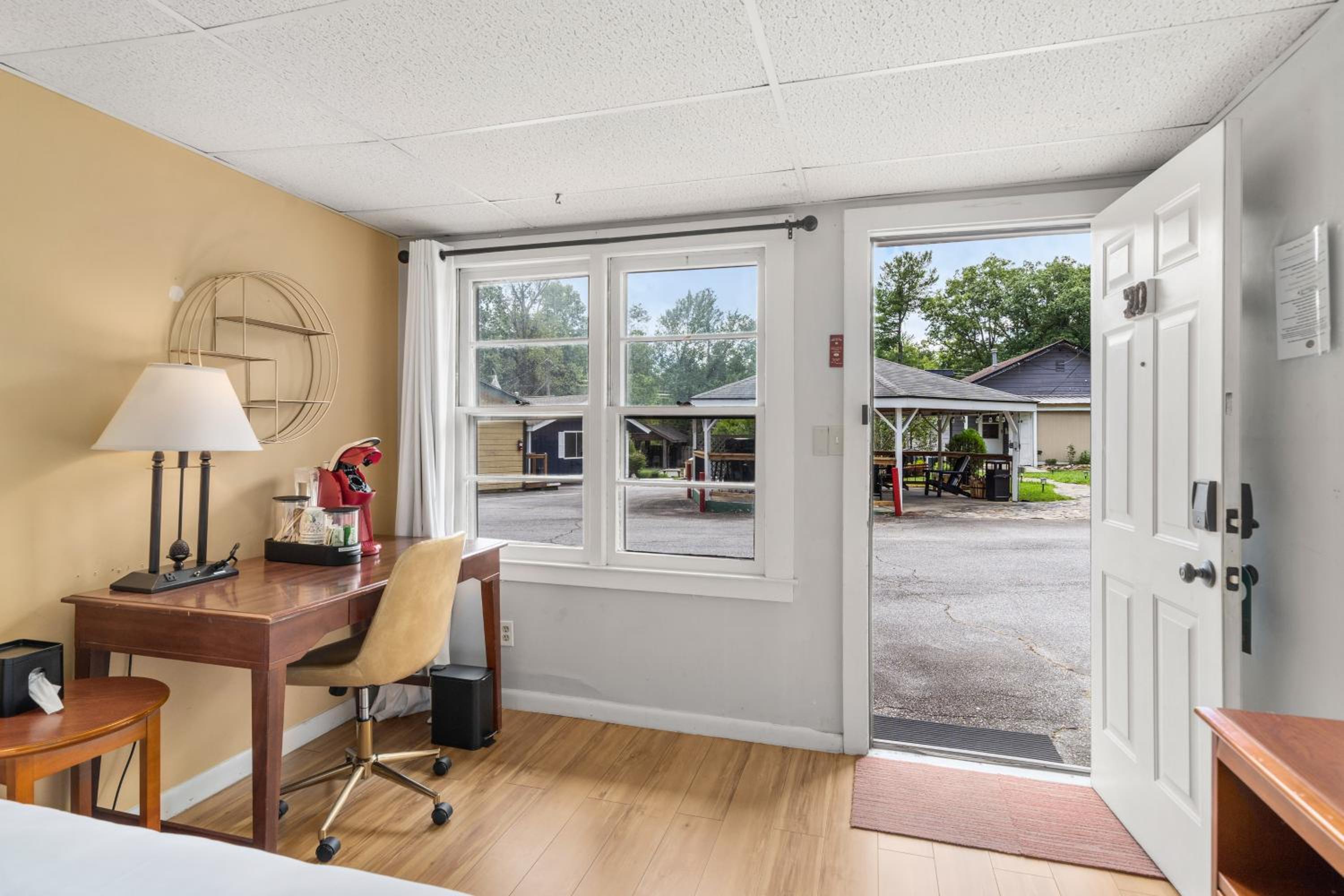 CedarWood Inn